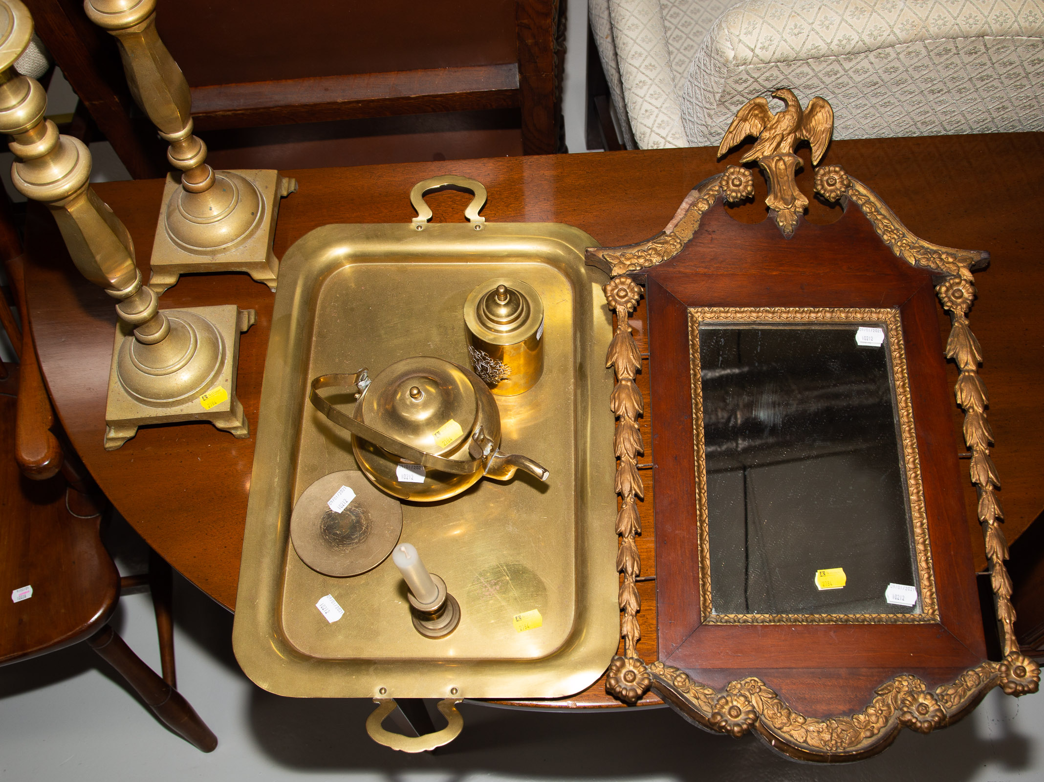 A COLLECTION OF BRASSWARE & A MIRROR