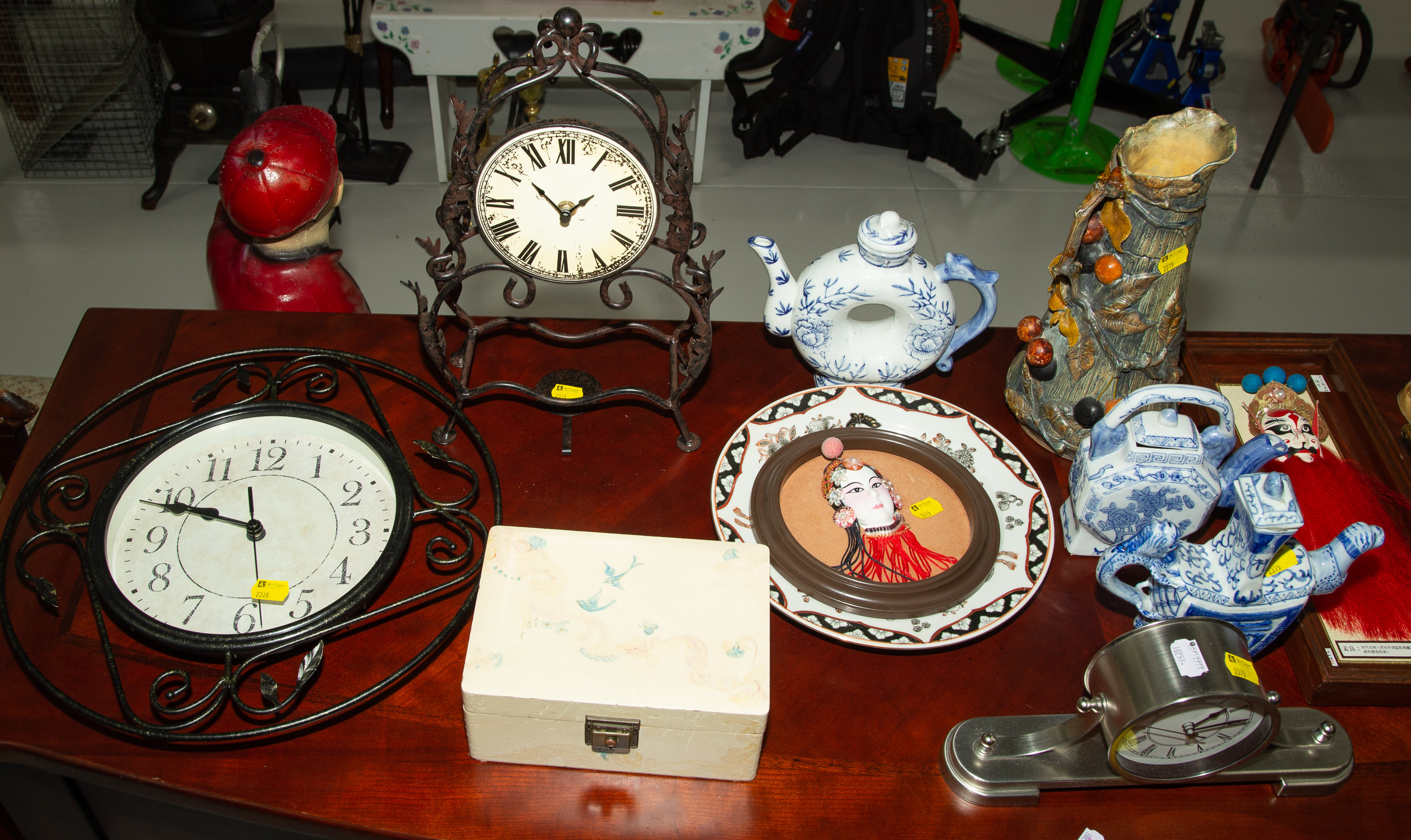 ASSORTED DECORATIVE ITEMS Includes