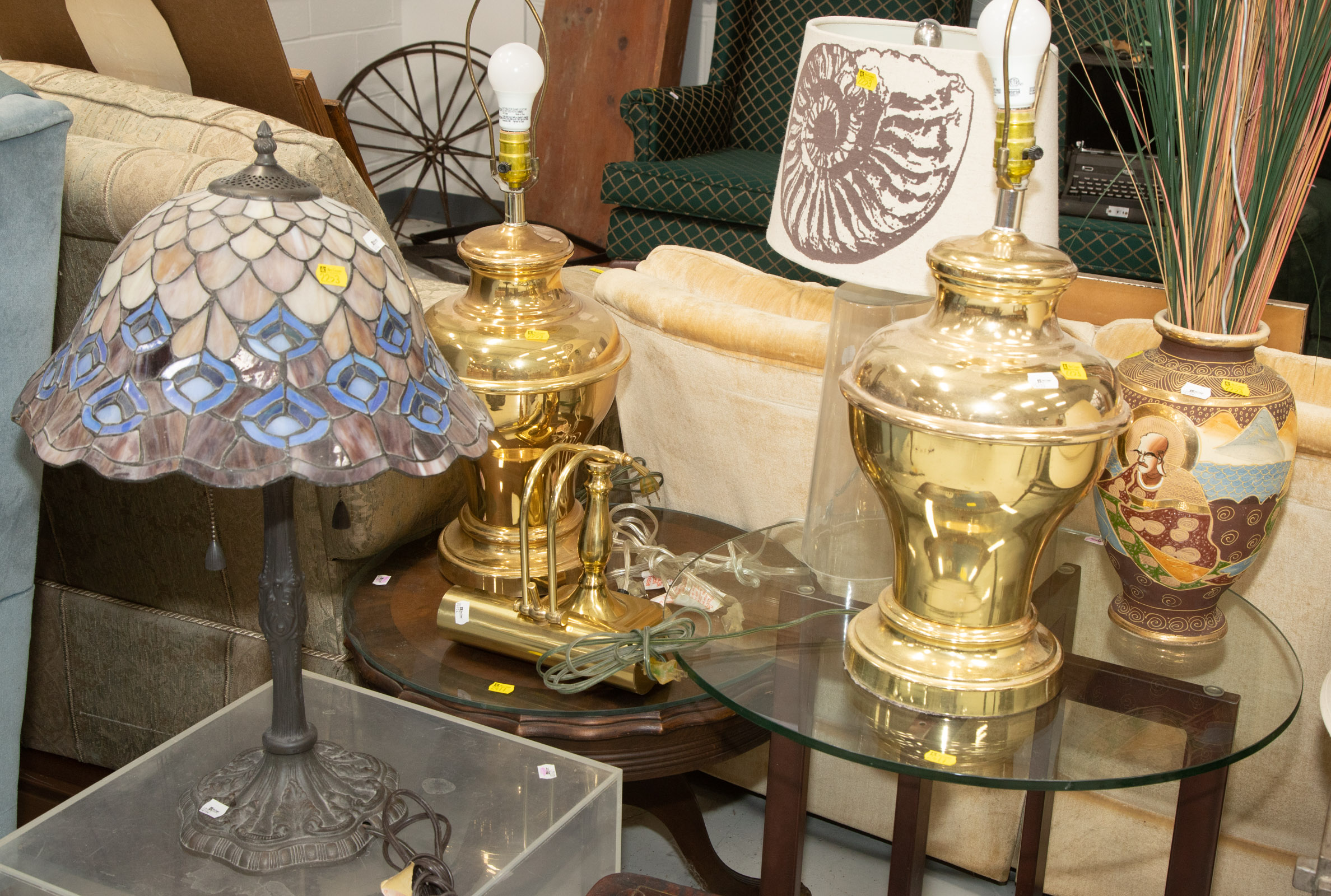 FIVE ASSORTED TABLE LAMPS & A SATSUMA