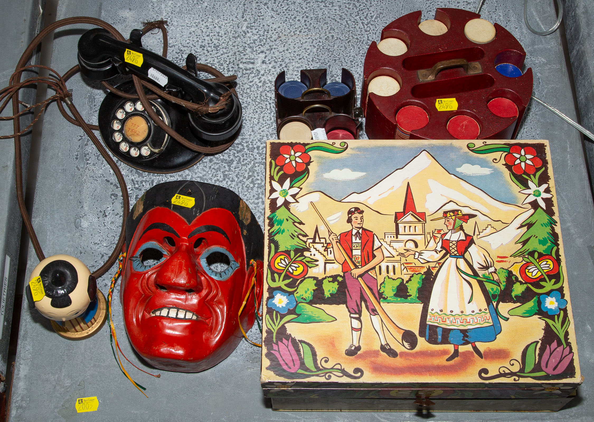 ASSORTED DECORATIONS & COLLECTIBLES