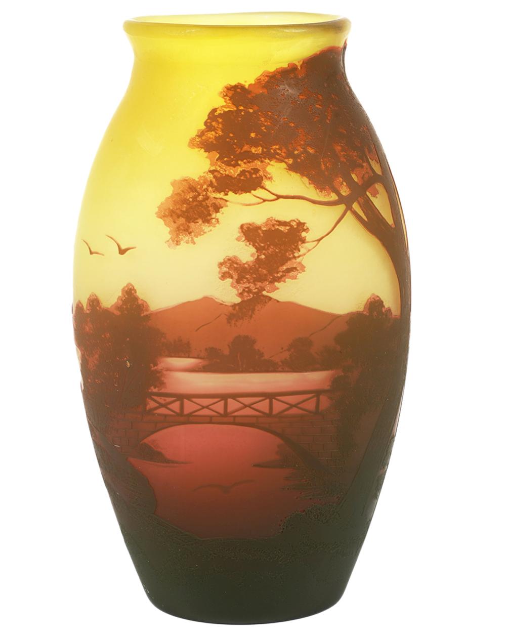 ARSALL CAMEO ART GLASS VASEArsall 337e7a