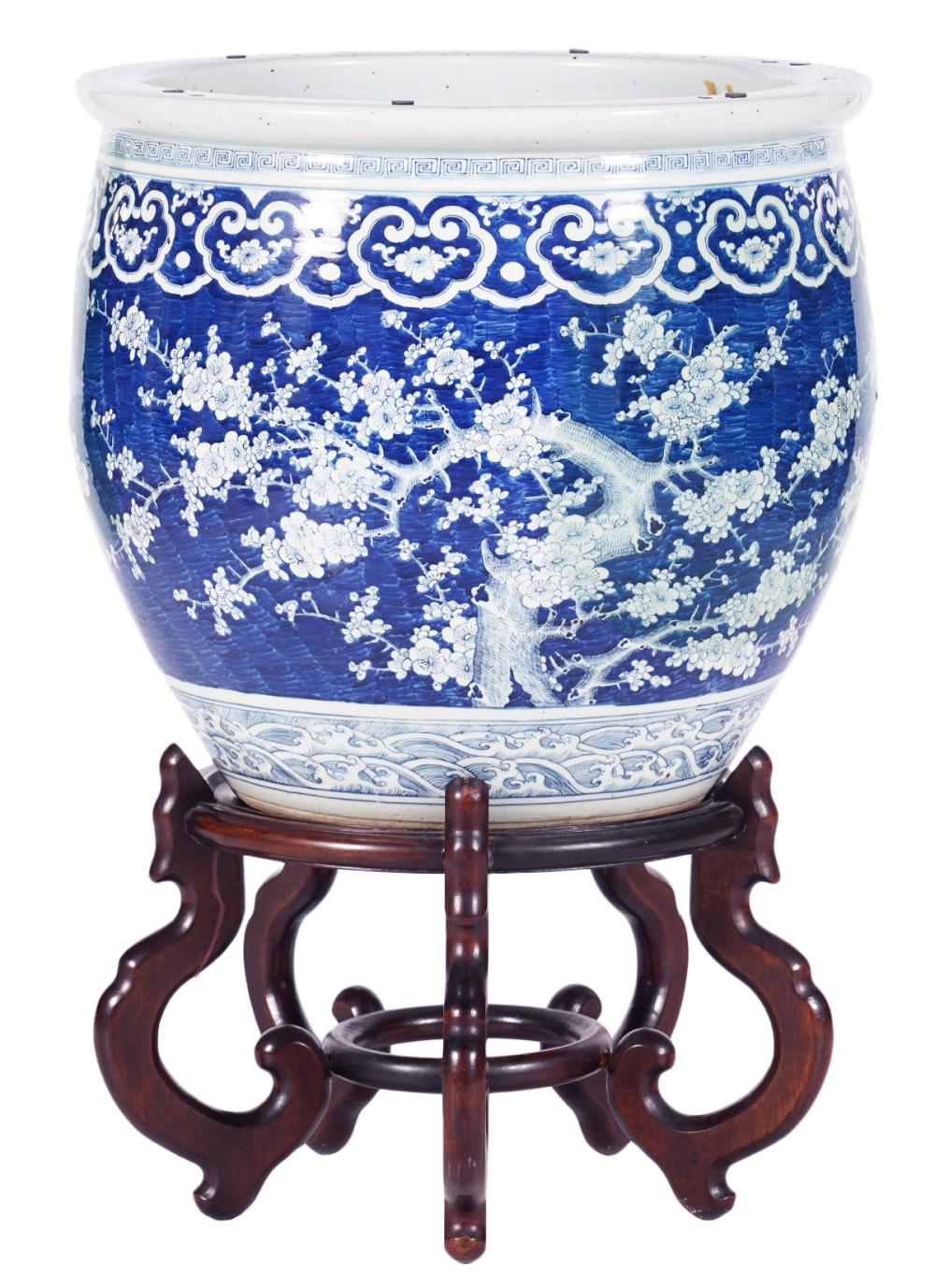 LARGE CHINESE PORCELAIN BLUE AND WHITE