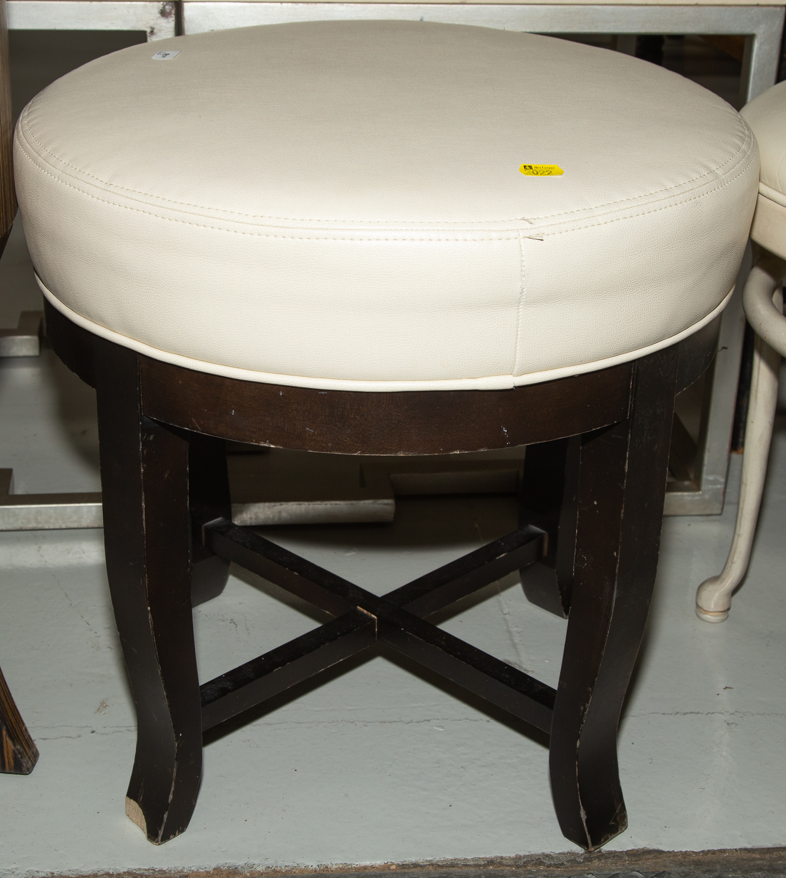 A SOUTHFIELD MODERN STYLE STOOL 33829a