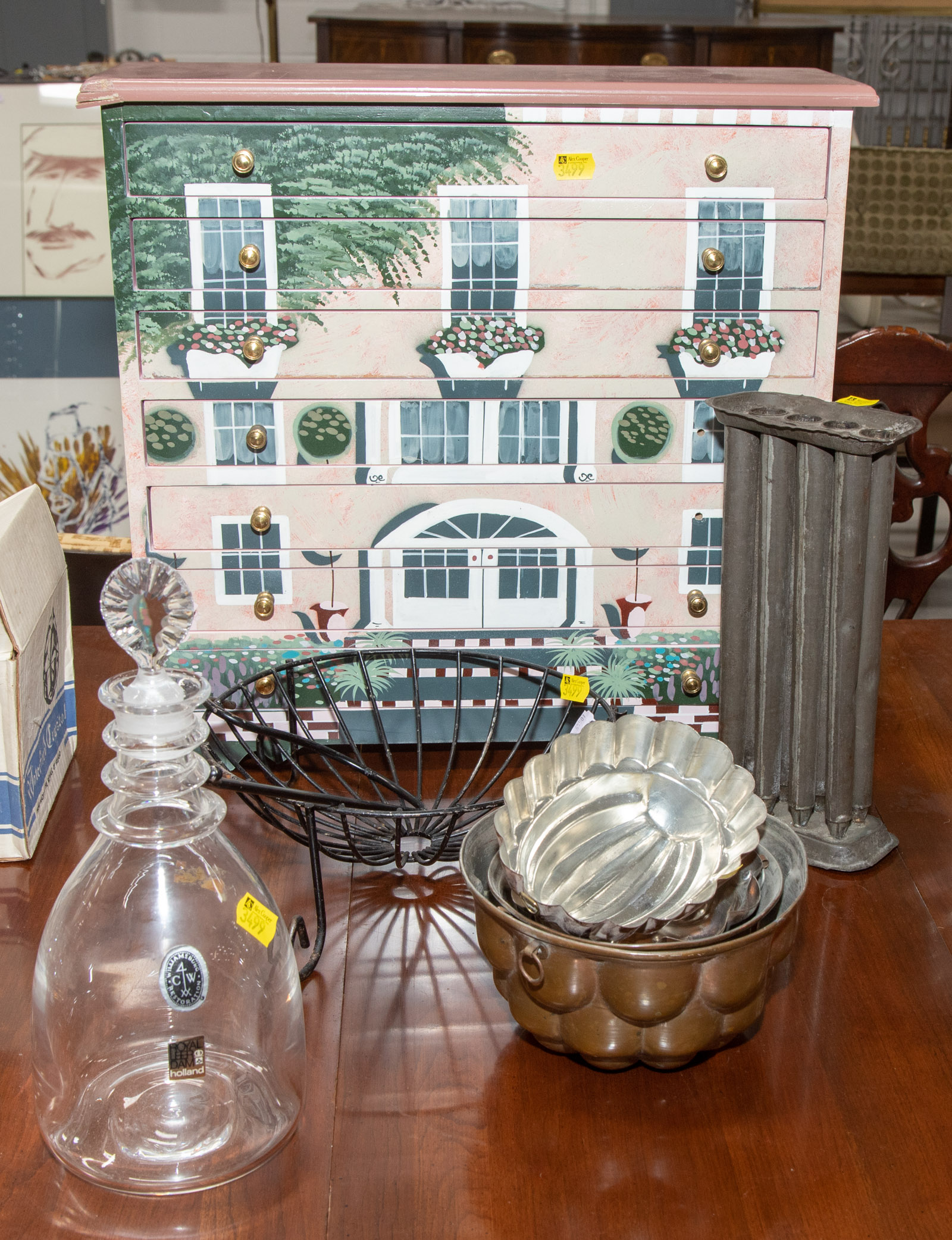 SELECTION OF DECORATIVE OBJECTS