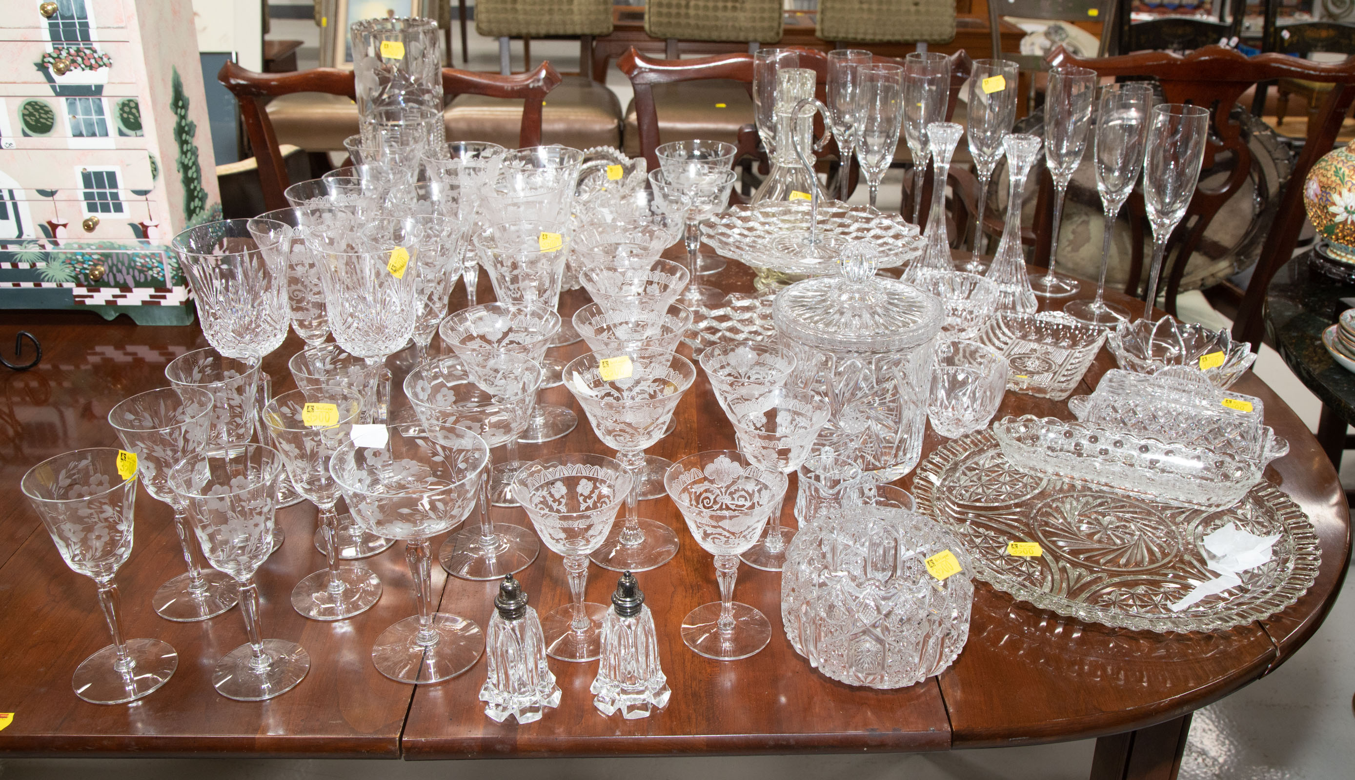 LARGE GROUP OF ASSORTED GLASSWARE 3383f5