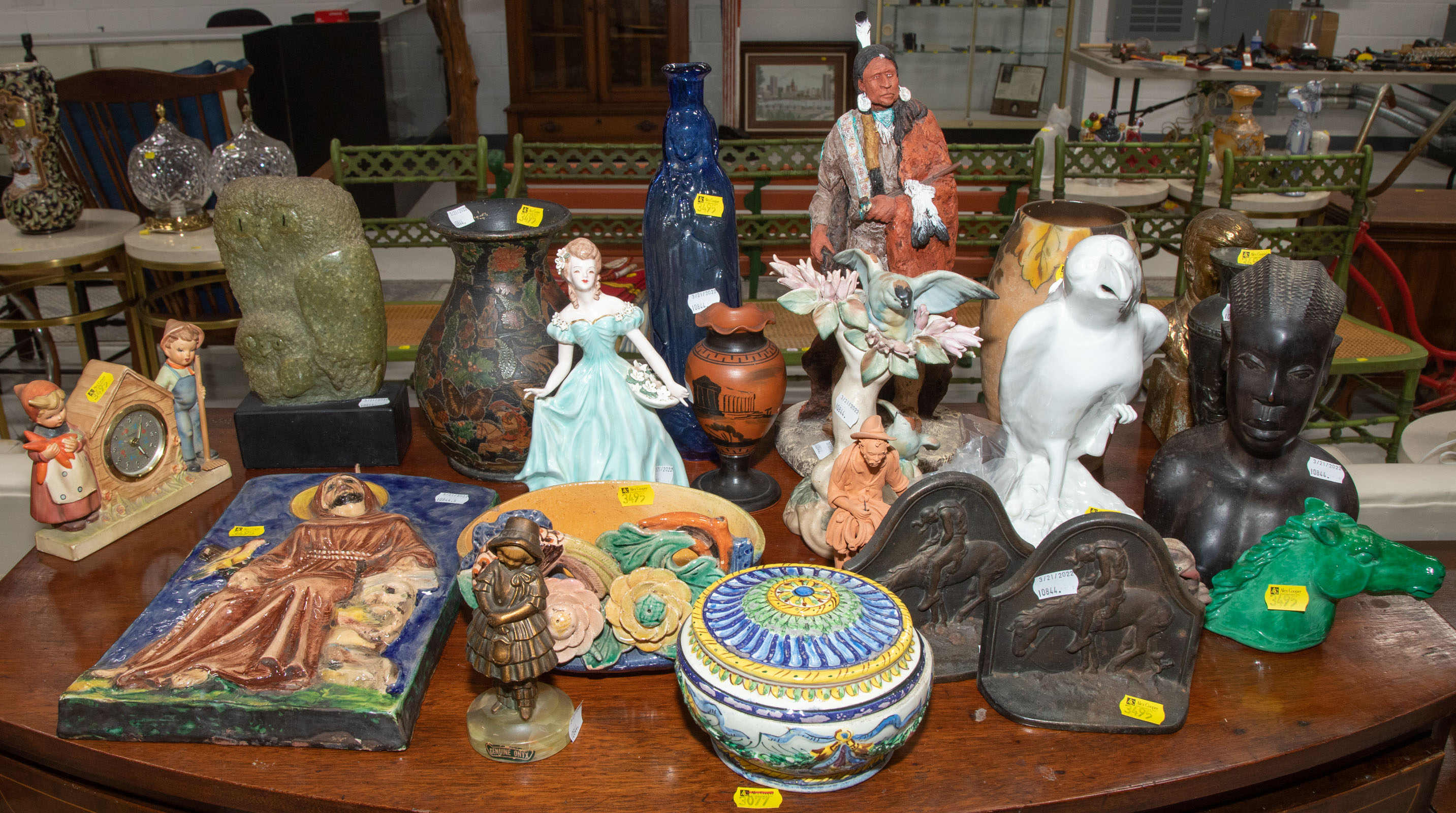 SELECTION OF DECORATIVE & COLLECTIBLE