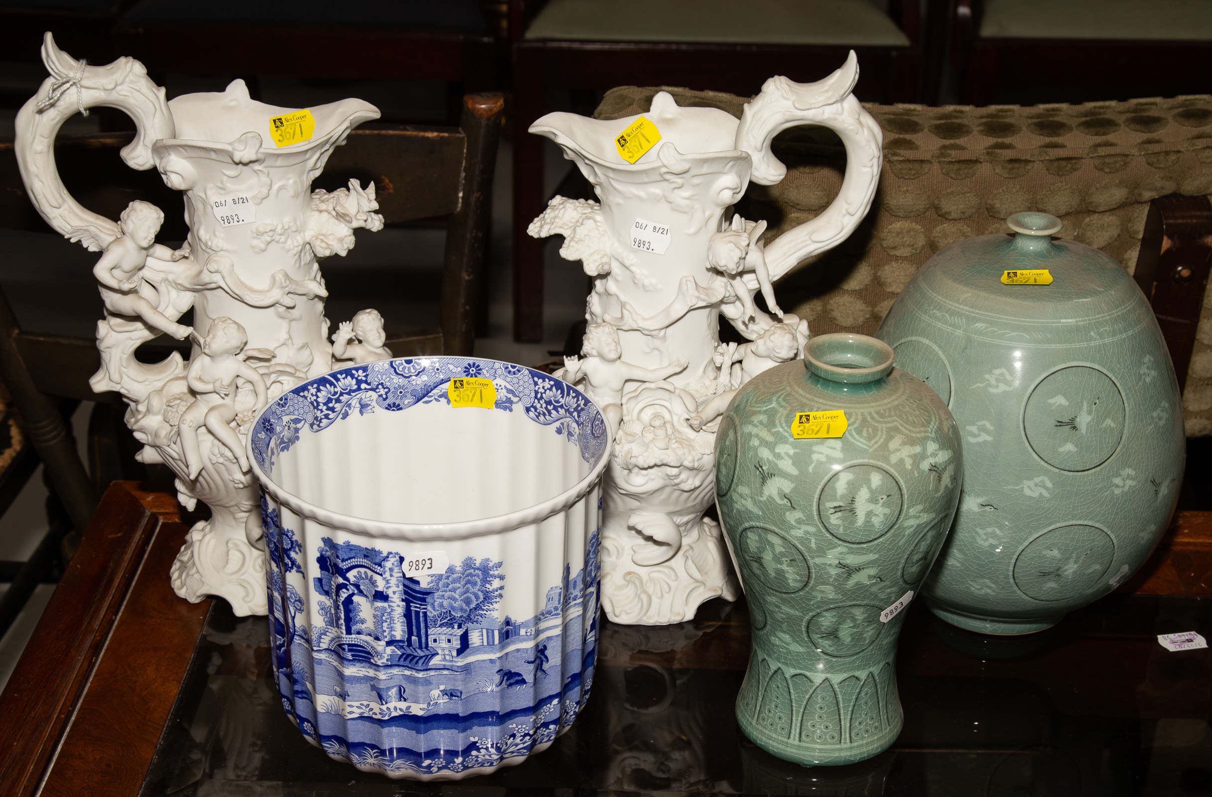 SELECTION OF DECORATIVE CERAMICS 33848e