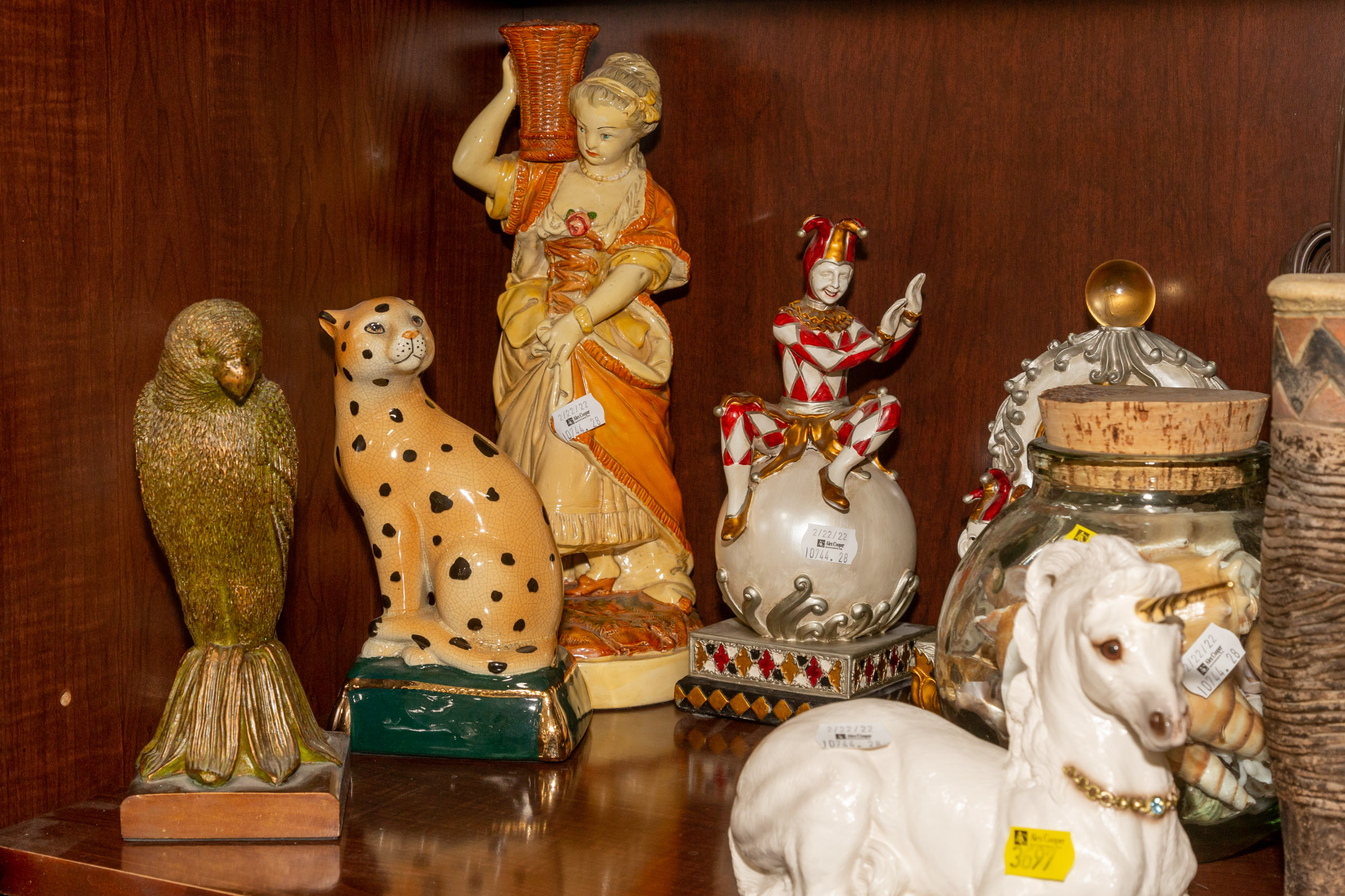 ASSORTMENT OF DECORATIONS & COLLECTIBLES