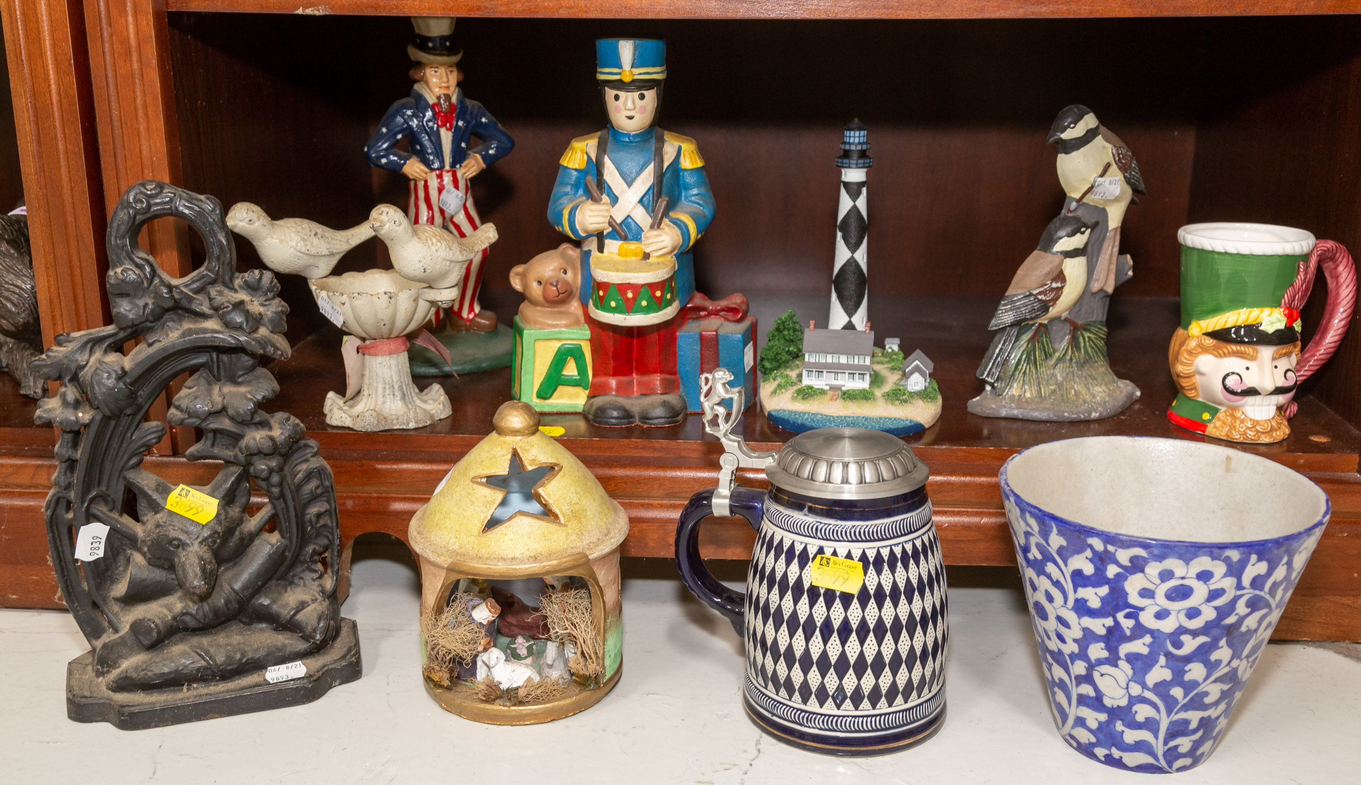 SELECTION OF DECORATIONS COLLECTIBLES 3384aa