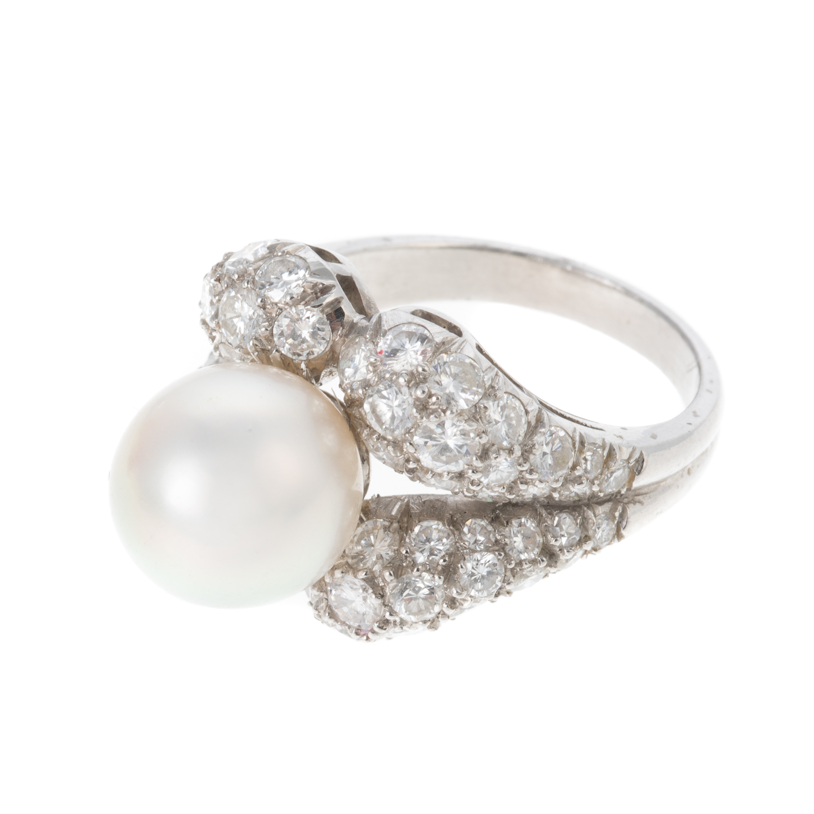 A SOUTH SEA PEARL & DIAMOND RING