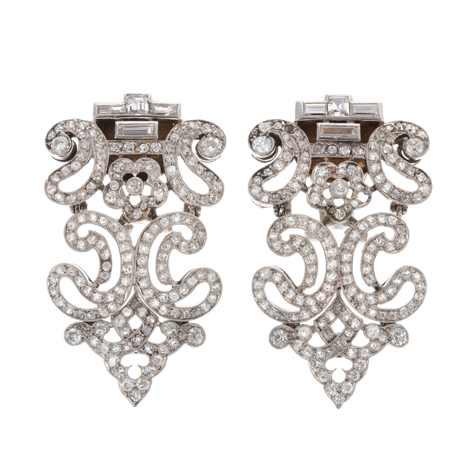 A PAIR OF ART DECO DIAMOND EARRINGS 338559