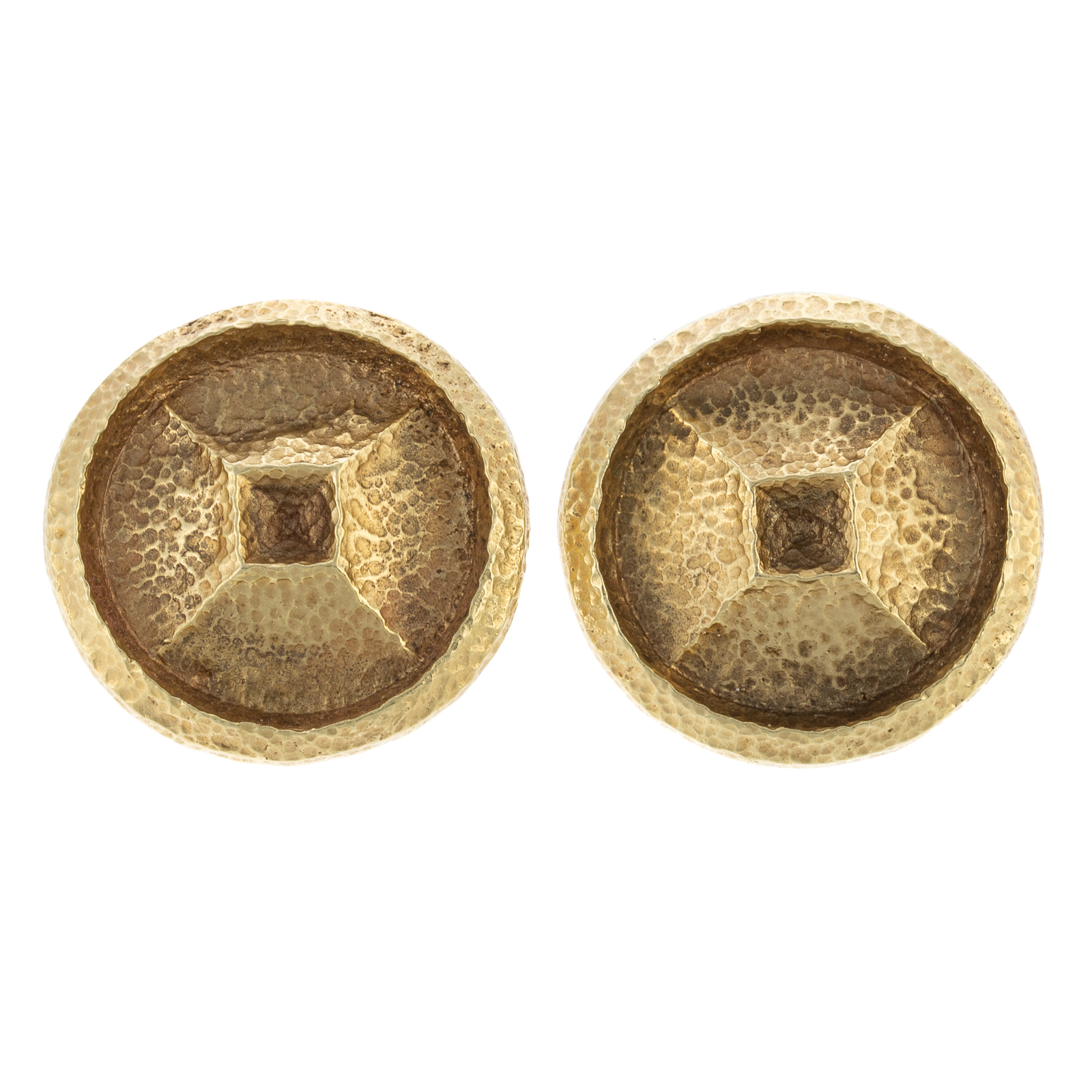 A PAIR OF 18K HAMMERED FINISH EARRINGS