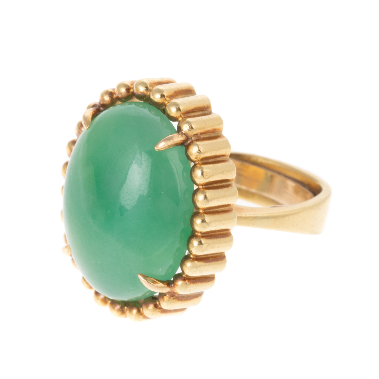 A VERY FINE OVAL JADE RING IN 22K 3385b2