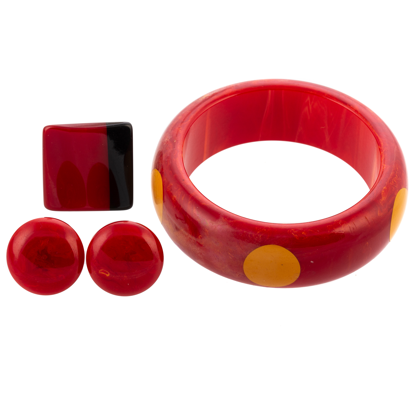 A RED BAKELITE BANGLE, RING & EARRINGS