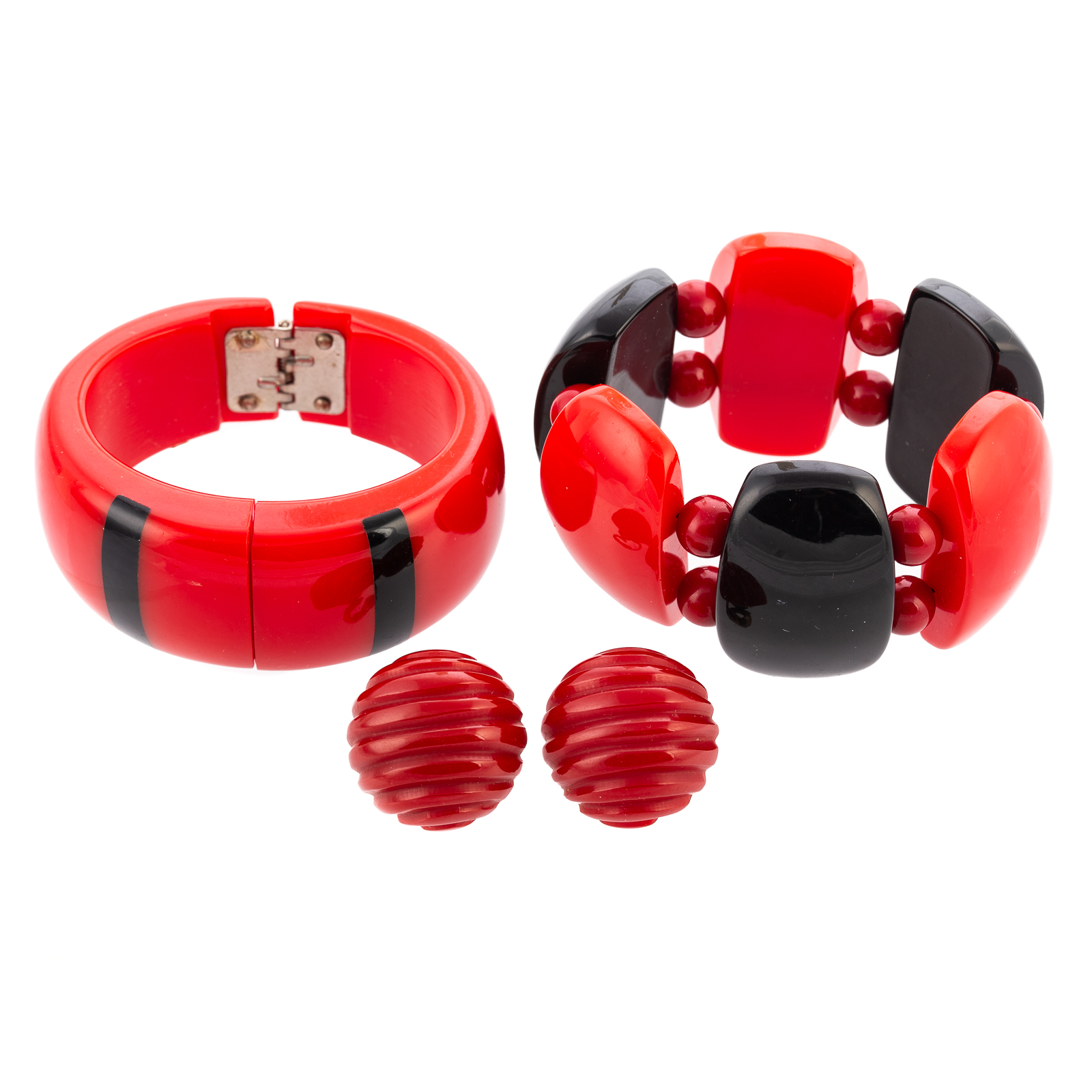 A COLLECTION OF RED BLACK BAKELITE 338655