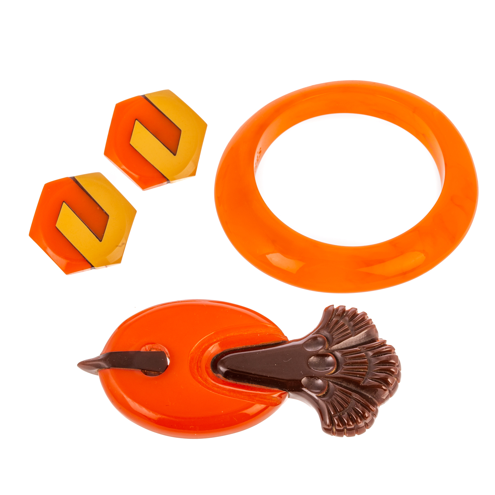 A CARVED BAKELITE BROOCH EARRINGS 338659