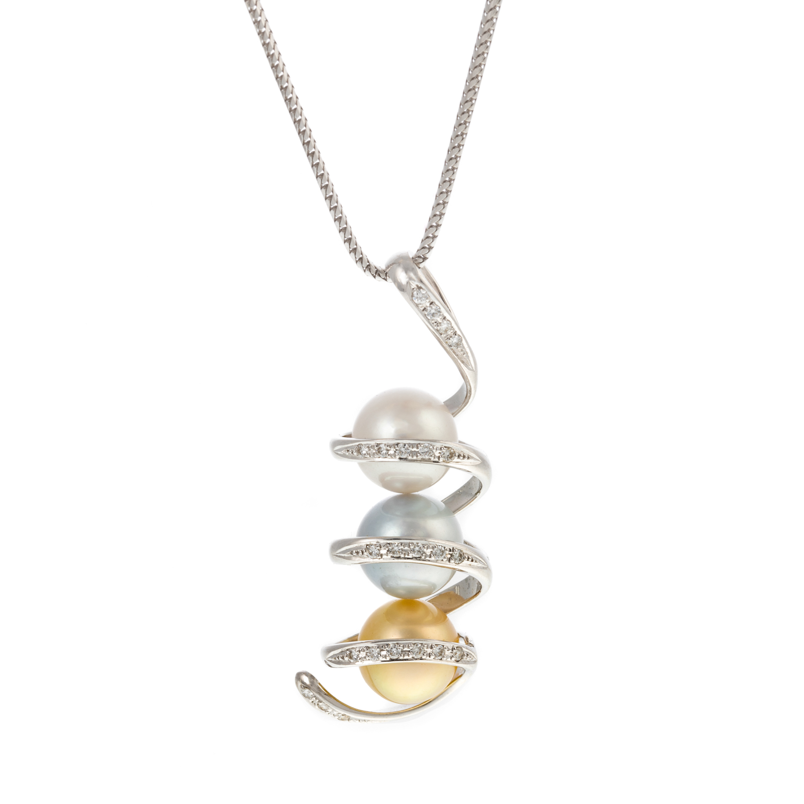 AN 18K SOUTH SEA PEARL PENDANT