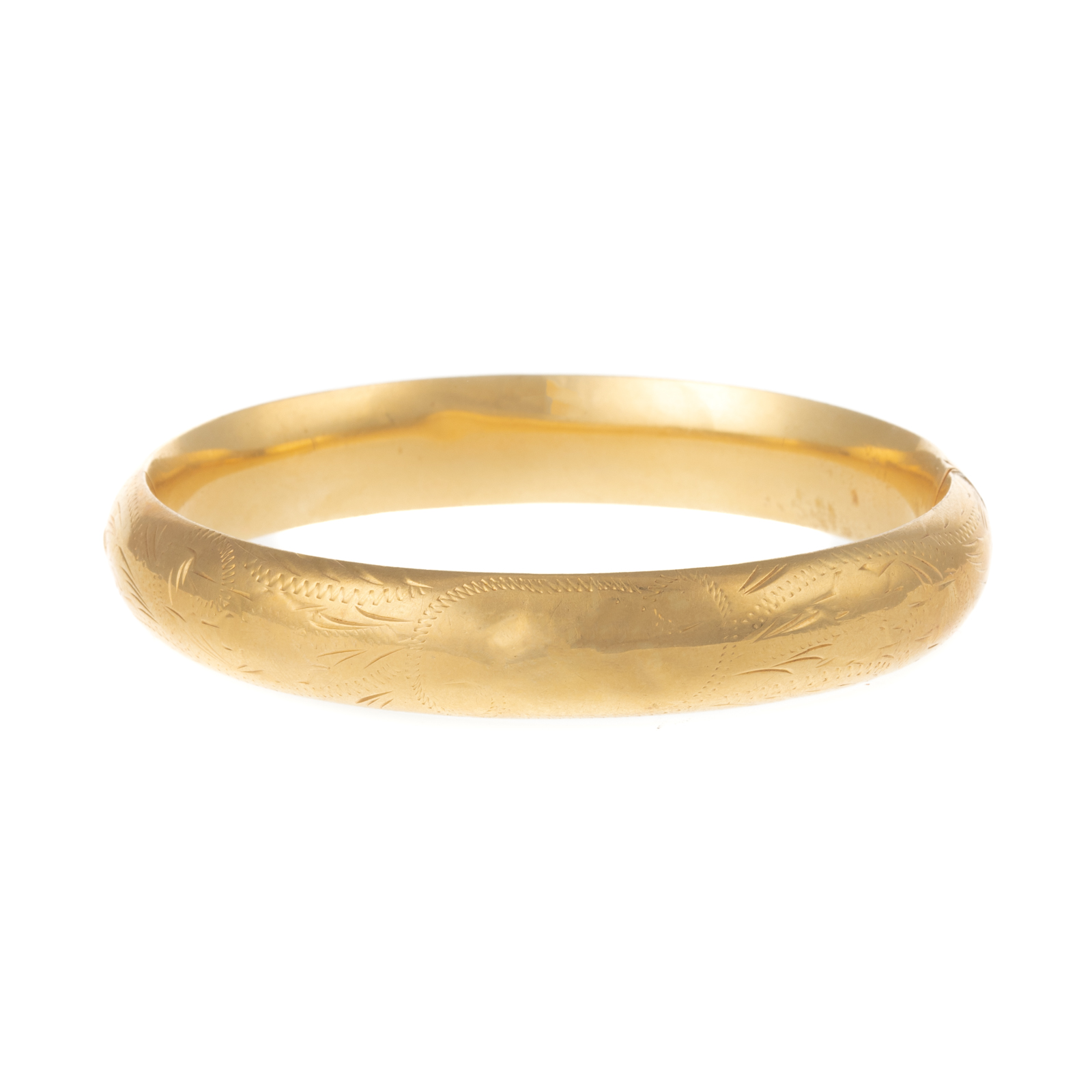 AN ENGRAVED BANGLE IN 14K YELLOW