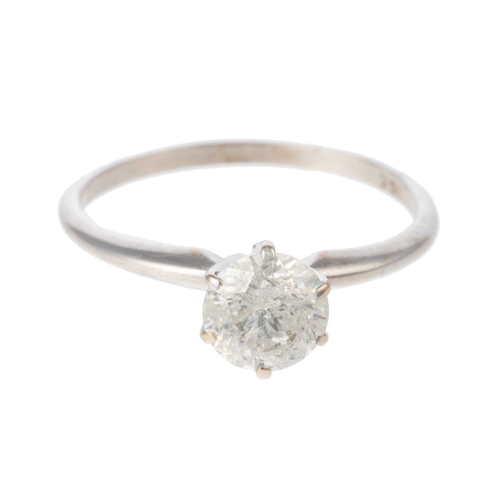 A 1.05 CT ROUND DIAMOND RING IN