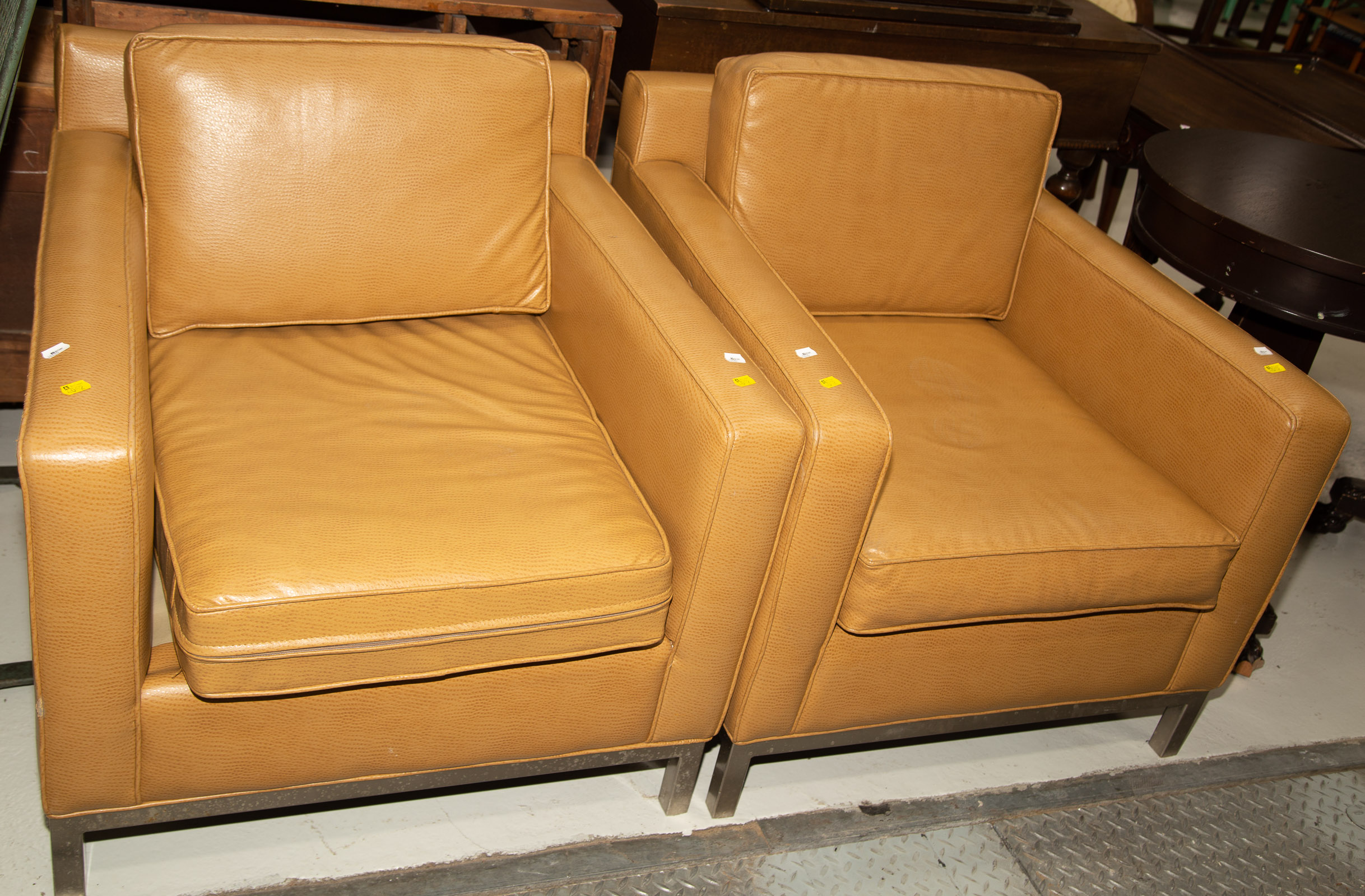 A PAIR OF MODERN STYLE CLUB CHAIRS 338a91