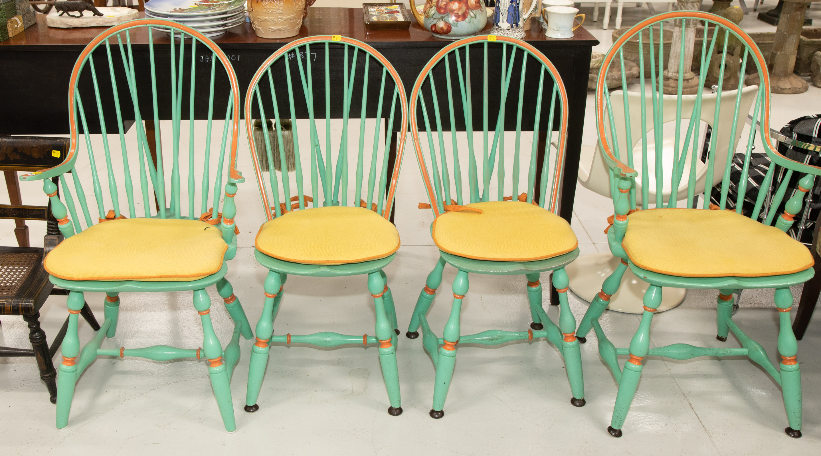 SET OF FOUR WINDSOR STYLE CHAIRS Virginia