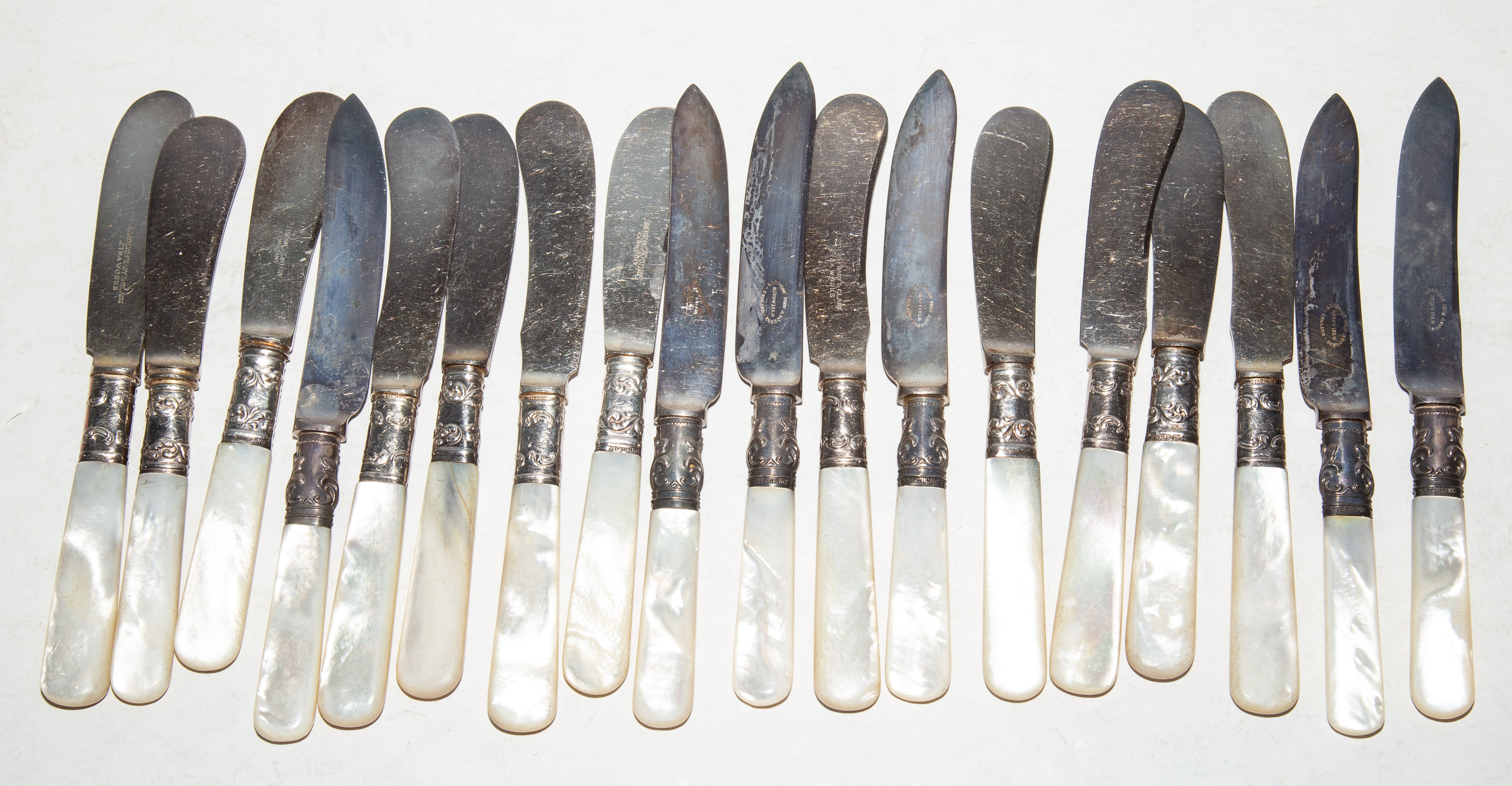 COLLECTION MOTHER-OF-PEARL HANDLED KNIVES