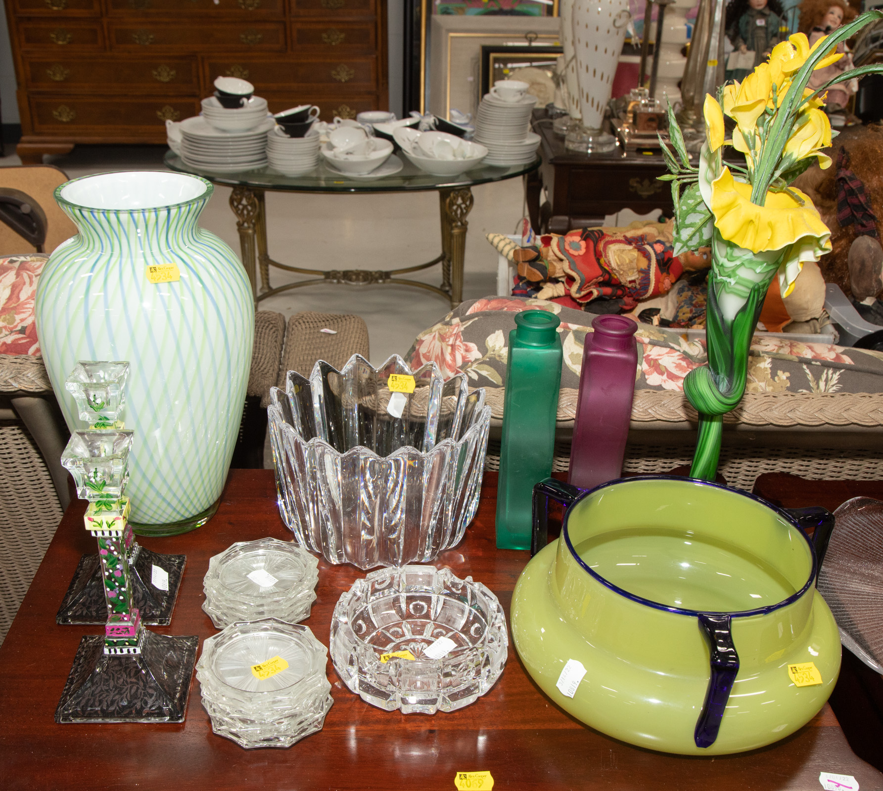 ASSORTMENT OF DECORATIVE GLASSWARE