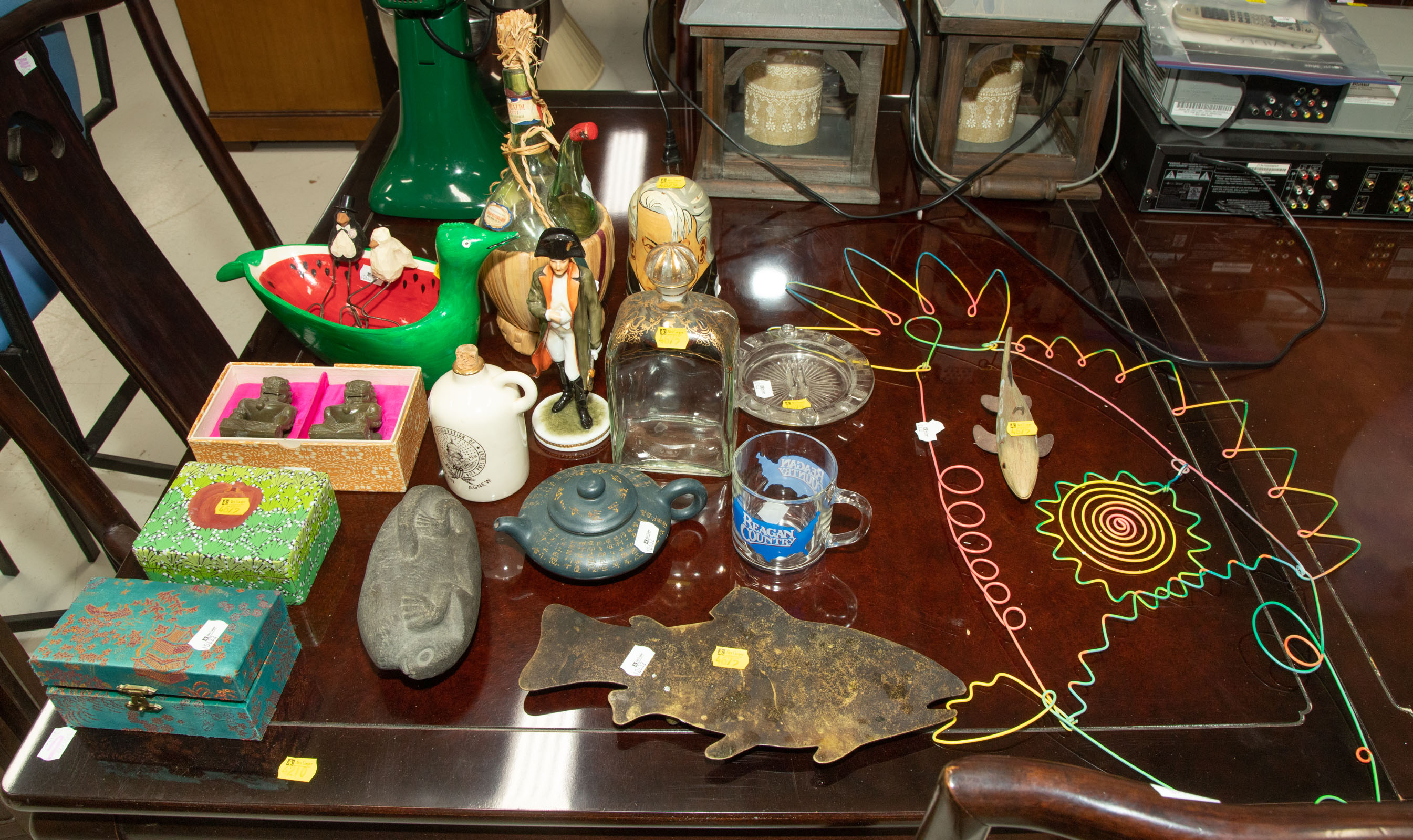 ASSORTMENT OF DECORATIONS COLLECTIBLES 338ccf
