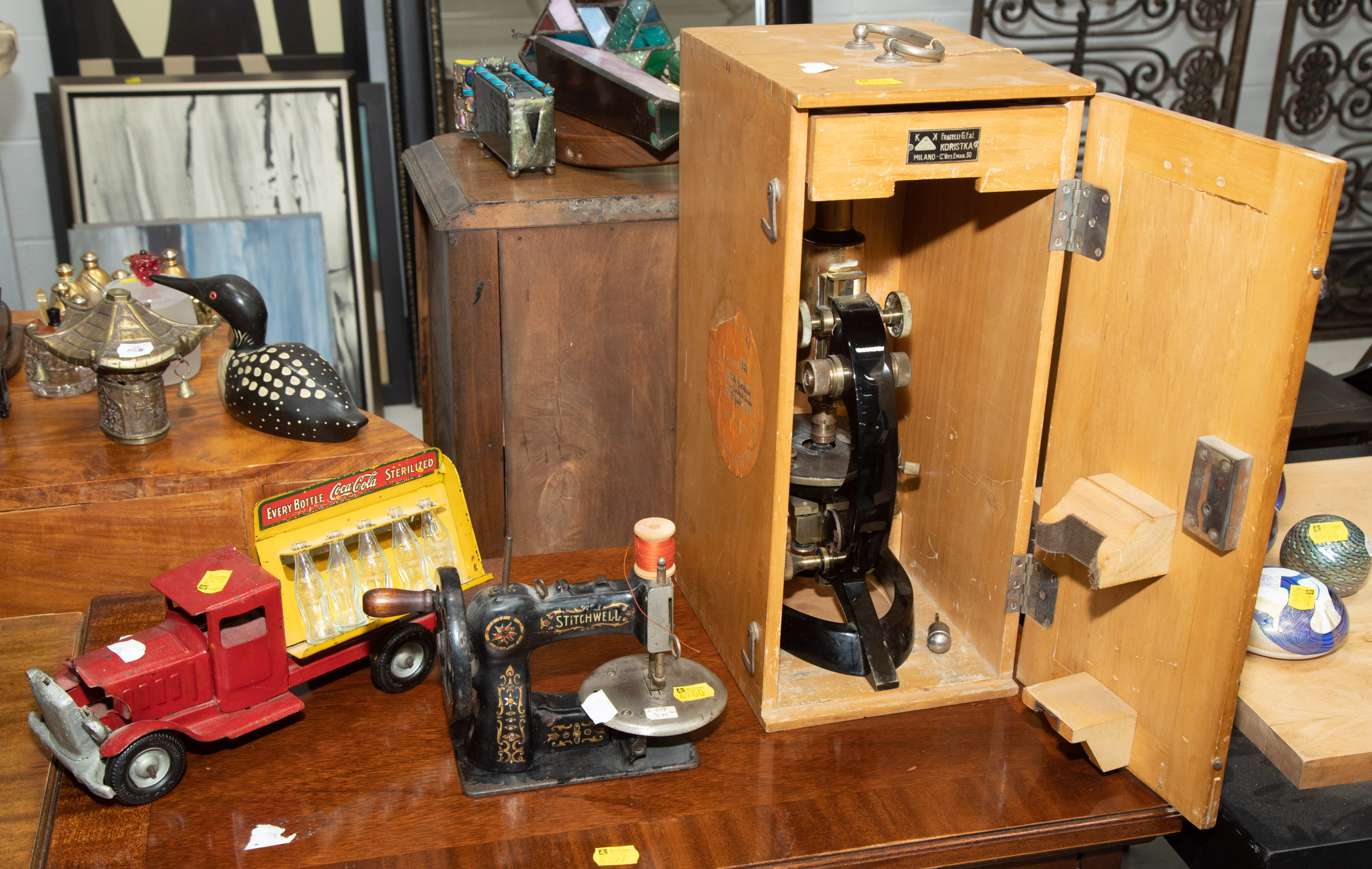 VINTAGE TOYS A MICROSCOPE Comprising 338ce7