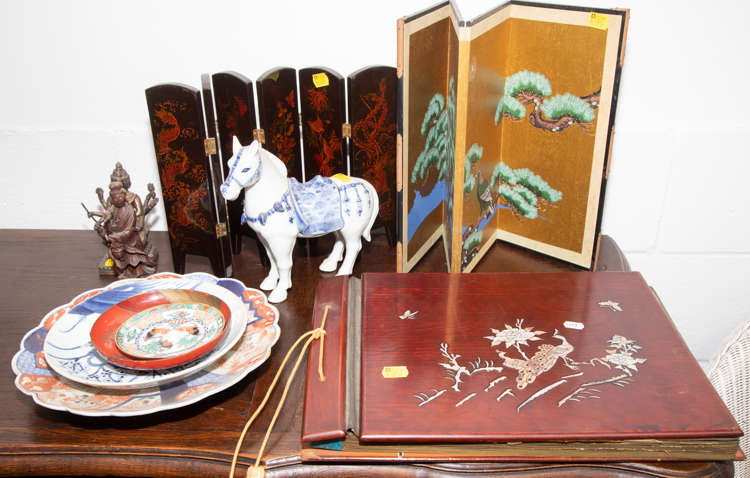 SELECTION OF ASIAN COLLECTIBLES