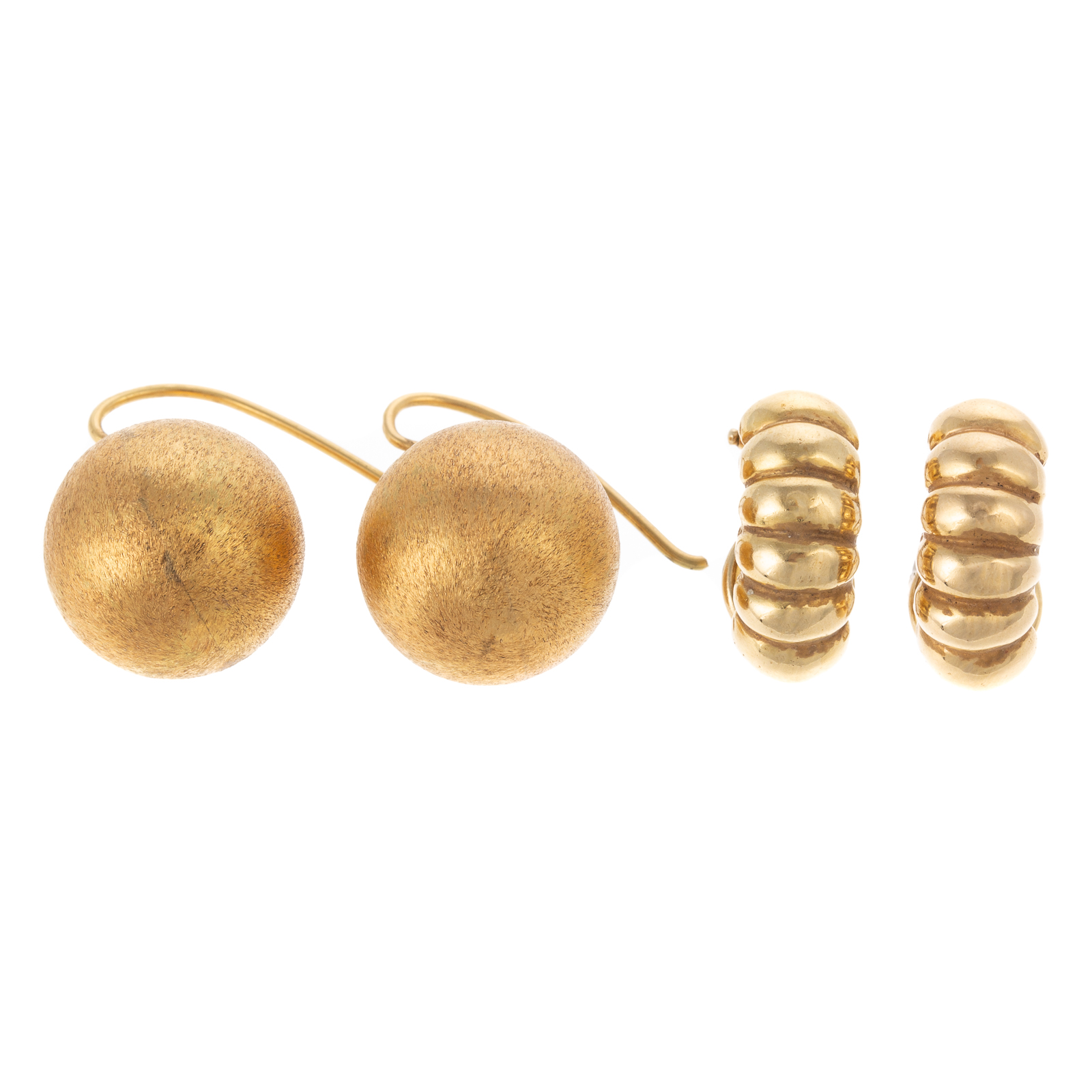 A PAIR OF 18K BALL EARRINGS 14K 338d61