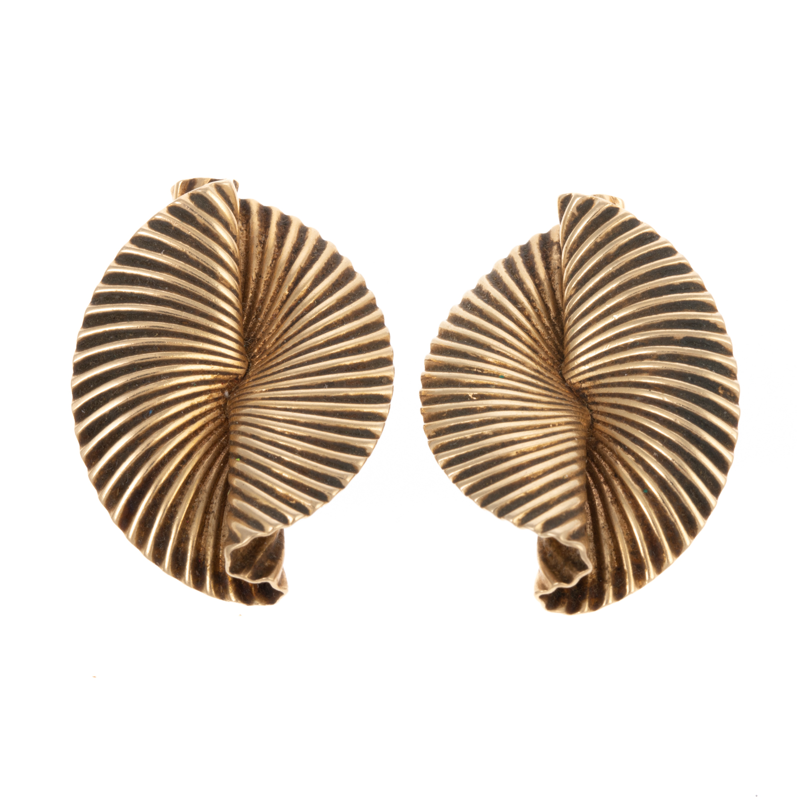A PAIR OF MID-CENTURY RIBBED EARRINGS