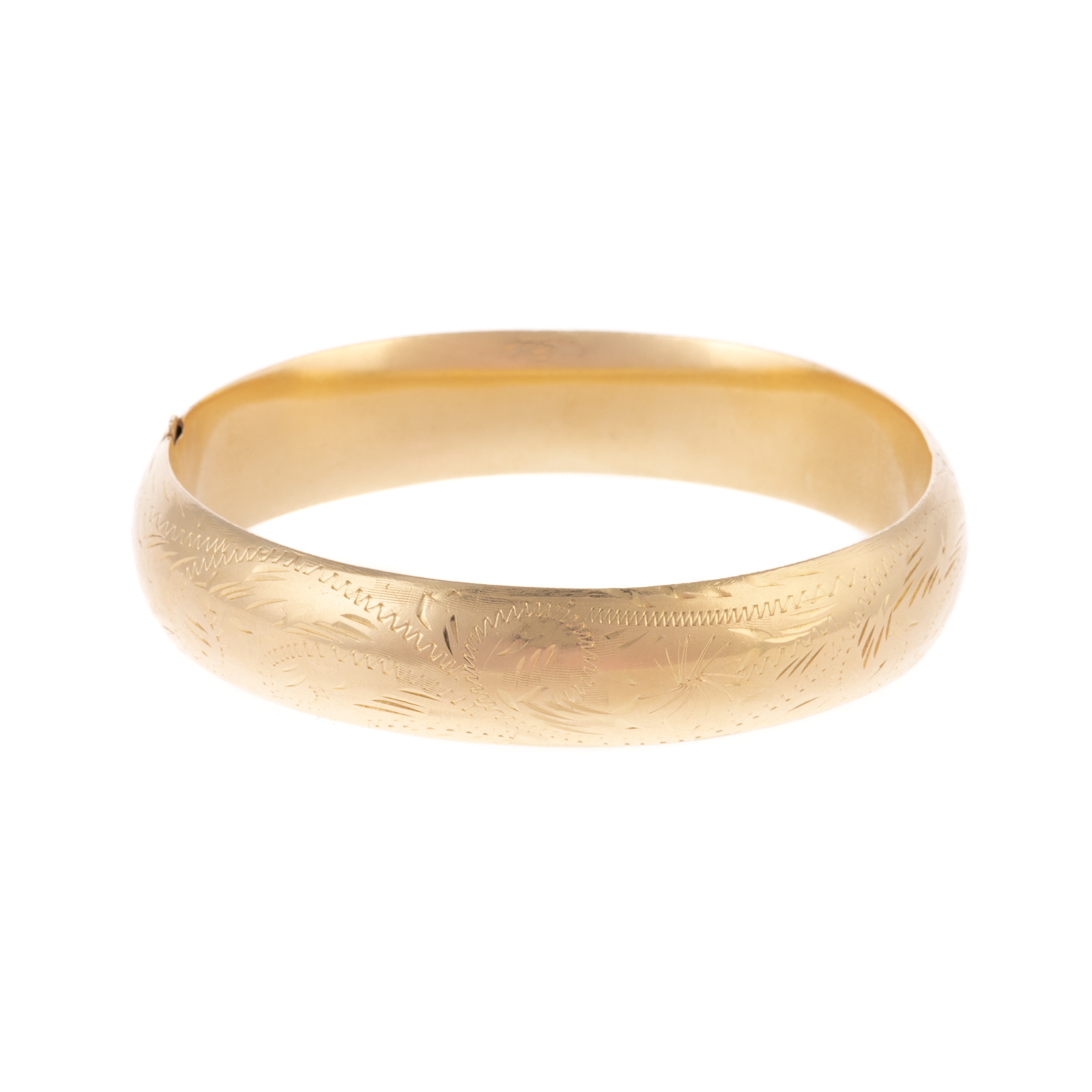 AN ENGRAVED BANGLE IN 14K YELLOW