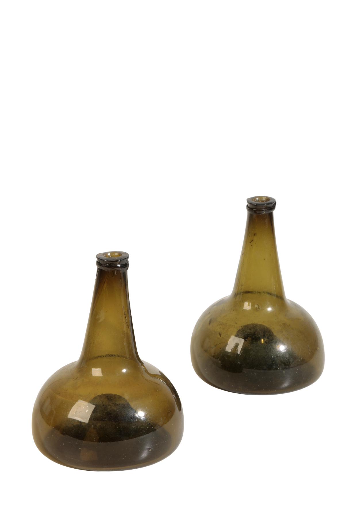 A PAIR OF ENGLISH GLASS WINE BOTTLES  338fc2