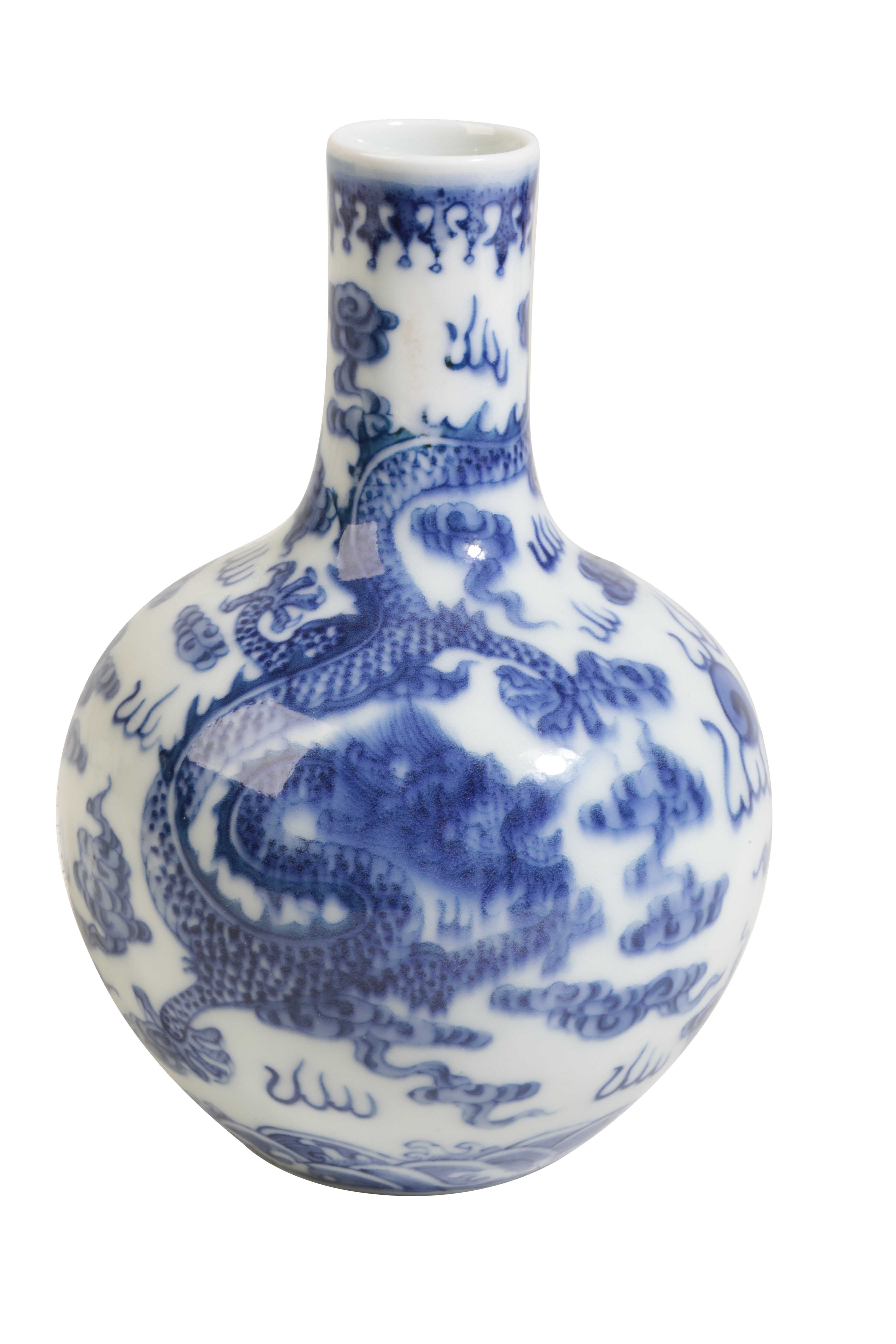 SMALL BLUE AND WHITE DRAGON VASE  338fc7