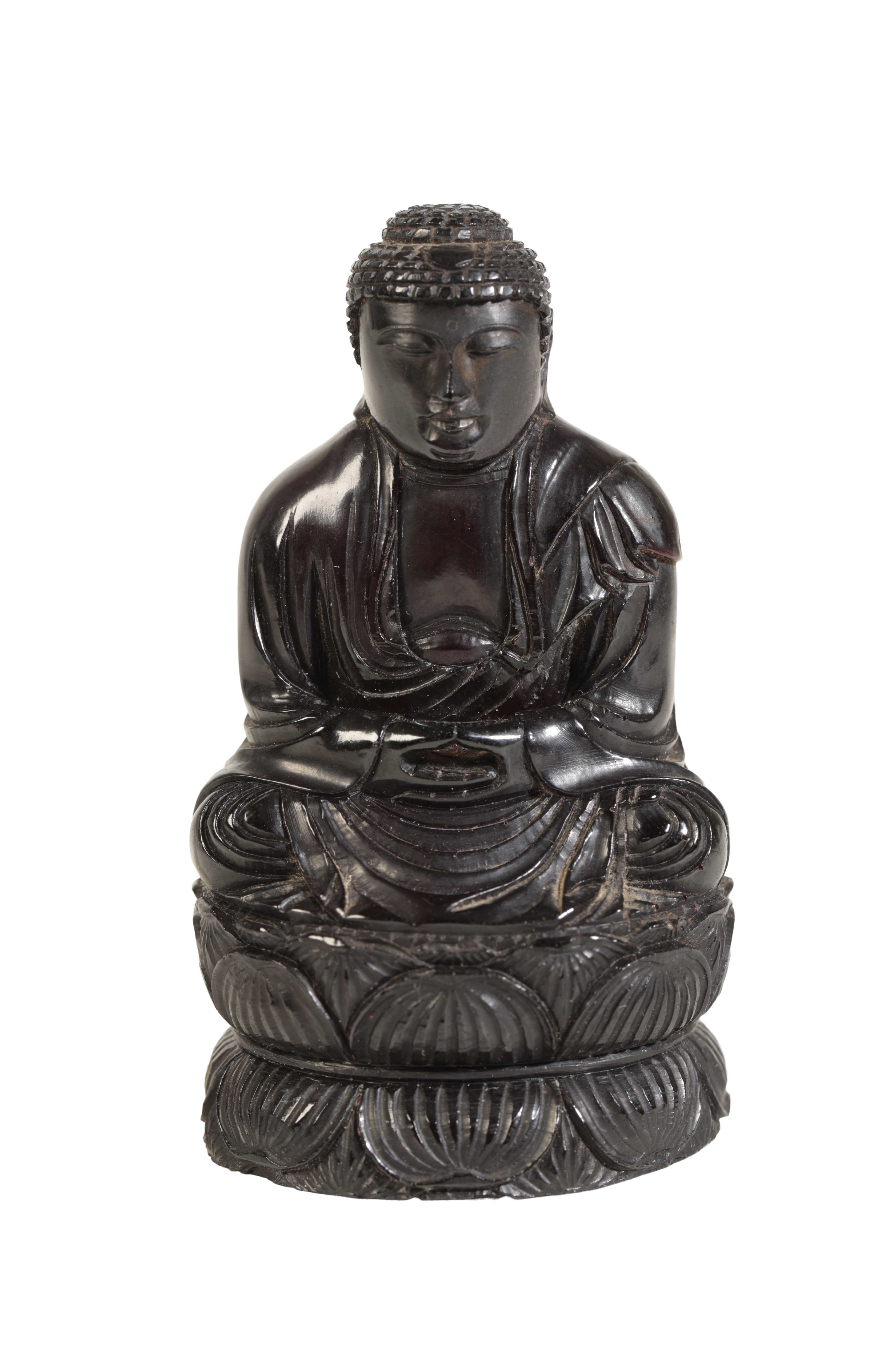 FINE CARVED AMBER FIGURE OF A SEATED 338fd3