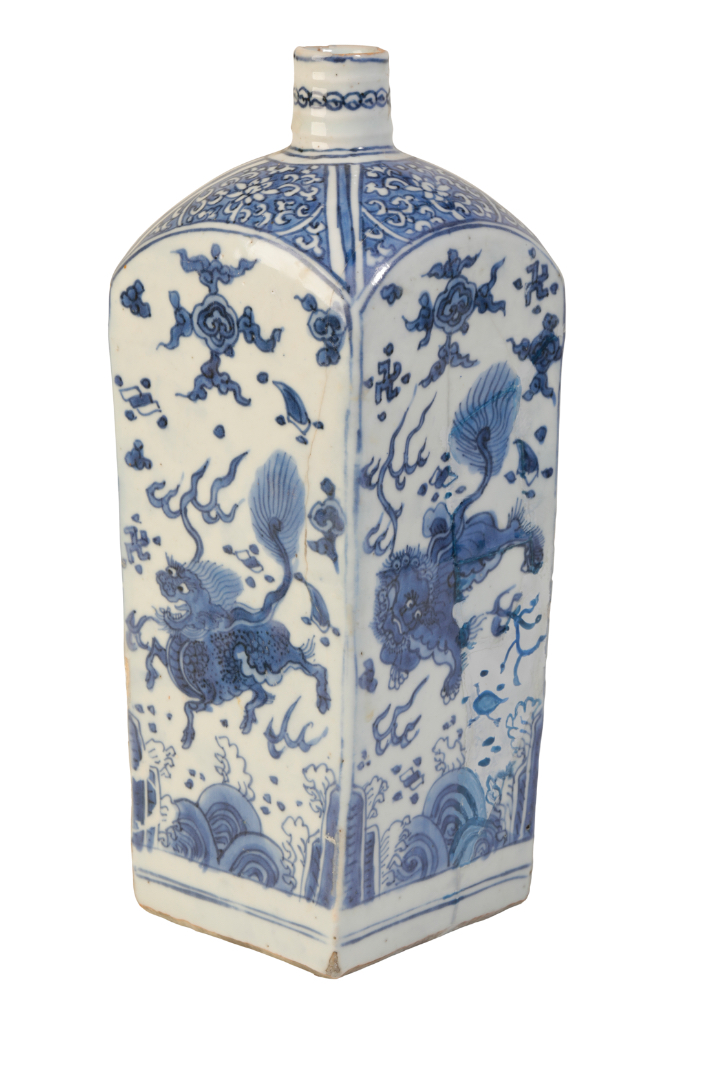 A CHINESE BLUE AND WHITE BOTTLE