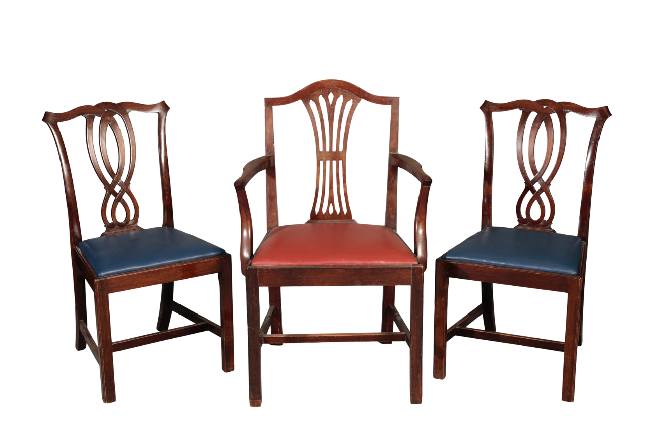 A SET OF EIGHT MAHOGANY DINING 339042