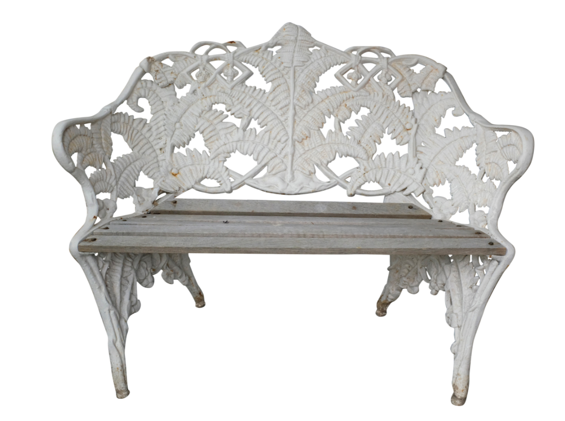 A WHITE PAINTED CAST IRON GARDEN 339071