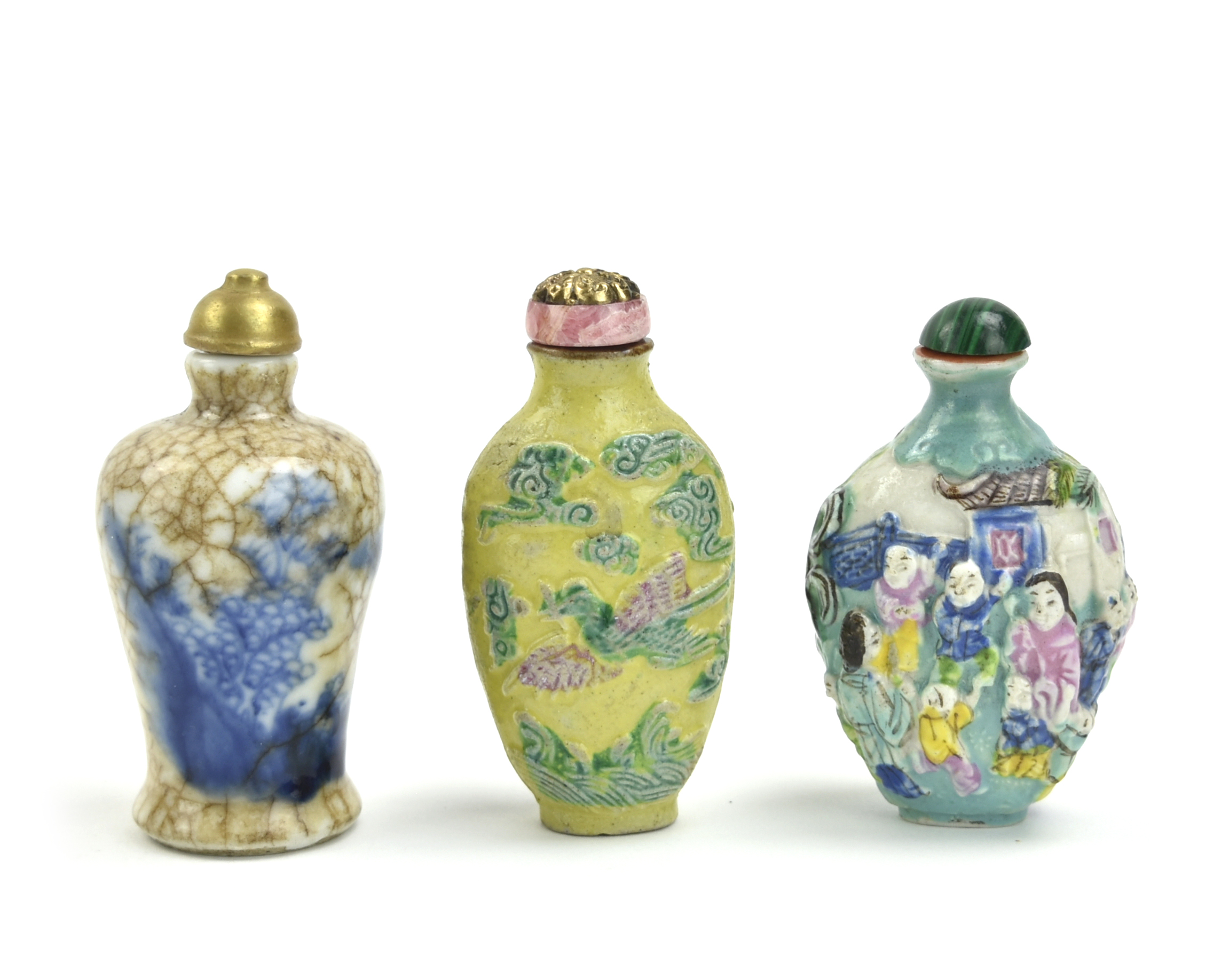 3 CHINESE PORCELAIN SNUFF BOTTLES  3391fc