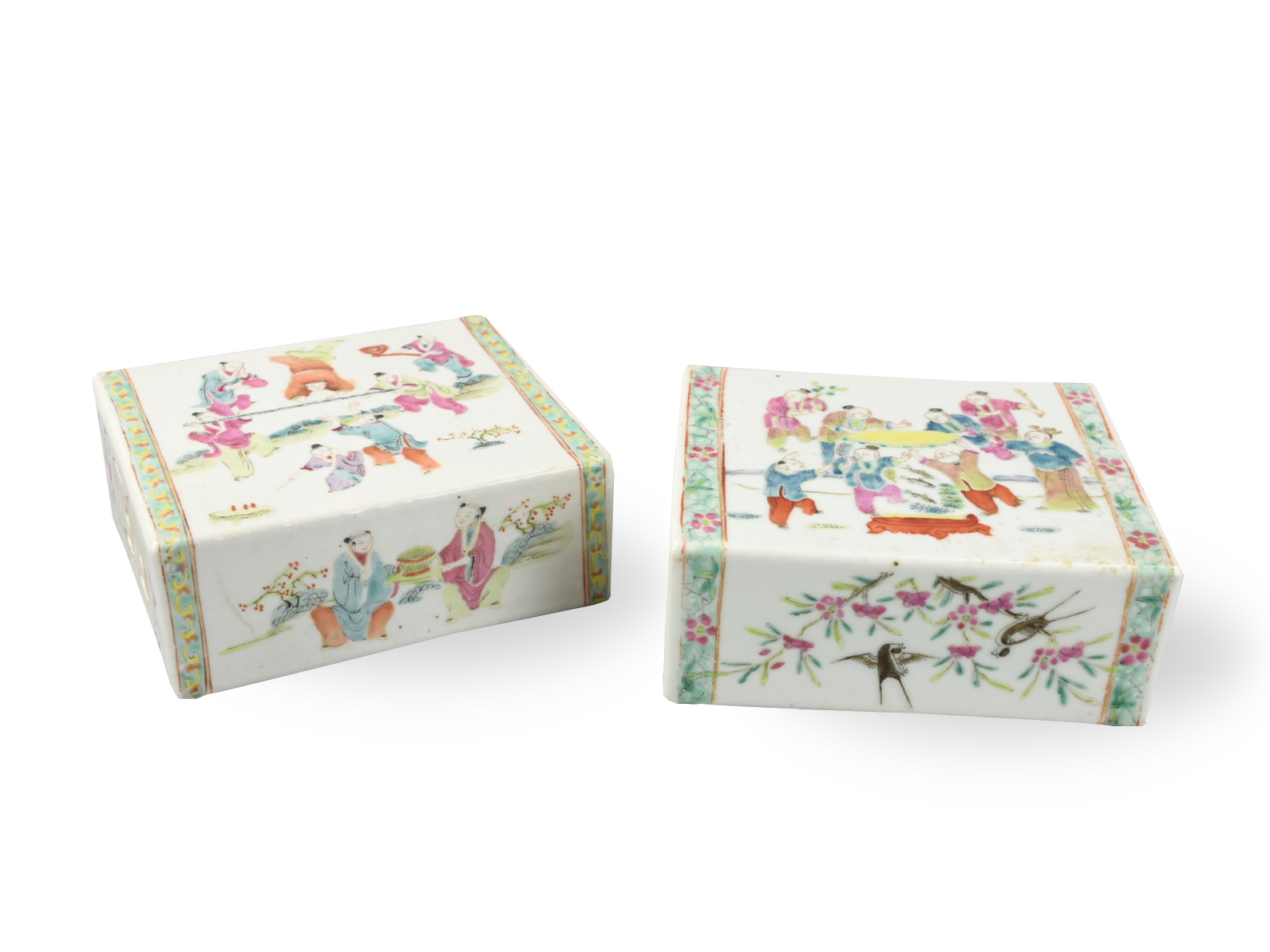 PAIR OF CHINESE FAMILLE ROSE PILLOWS  33922e
