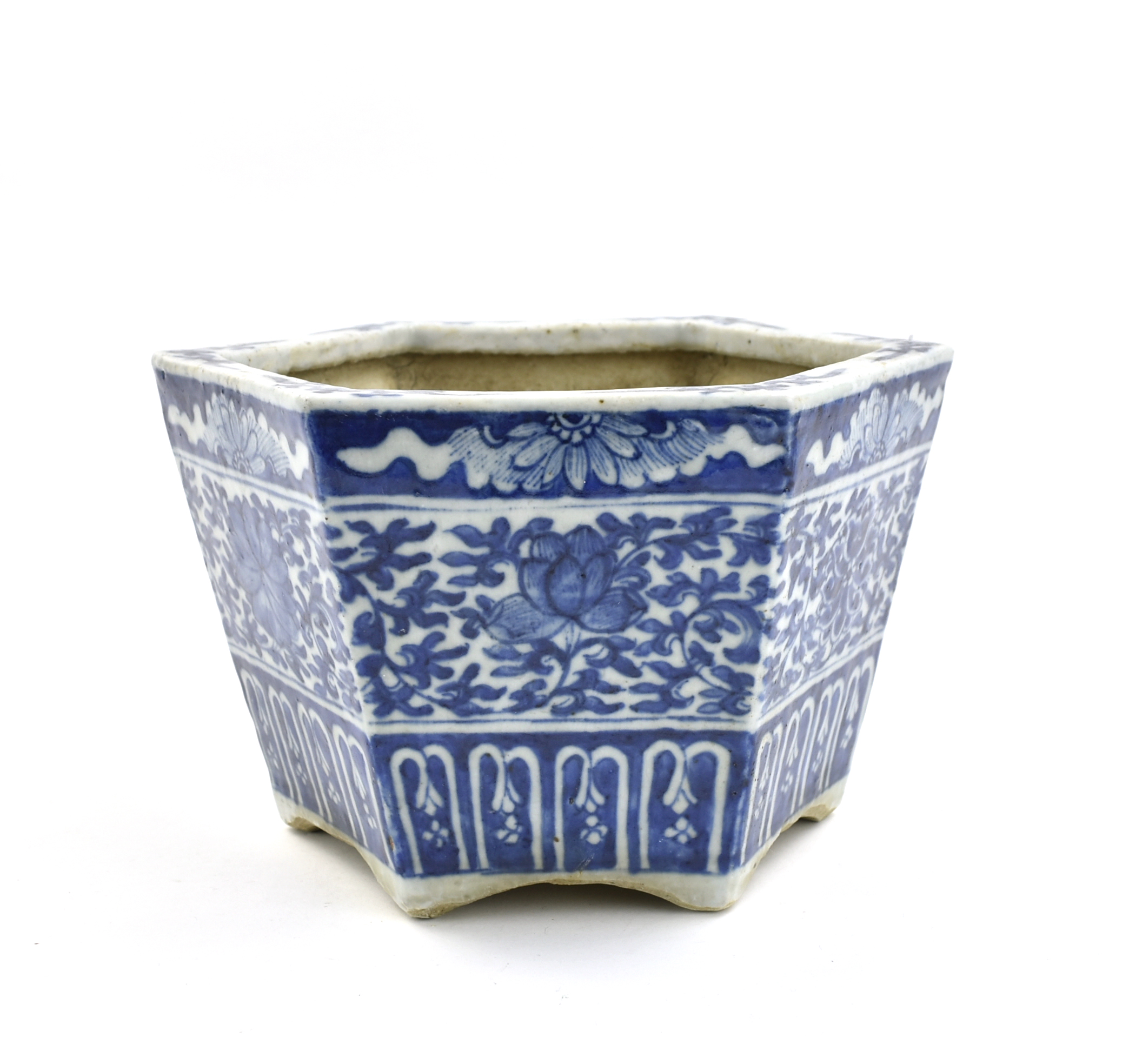 CHINESE BLUE AND WHITE FLOWER BASIN  33929e