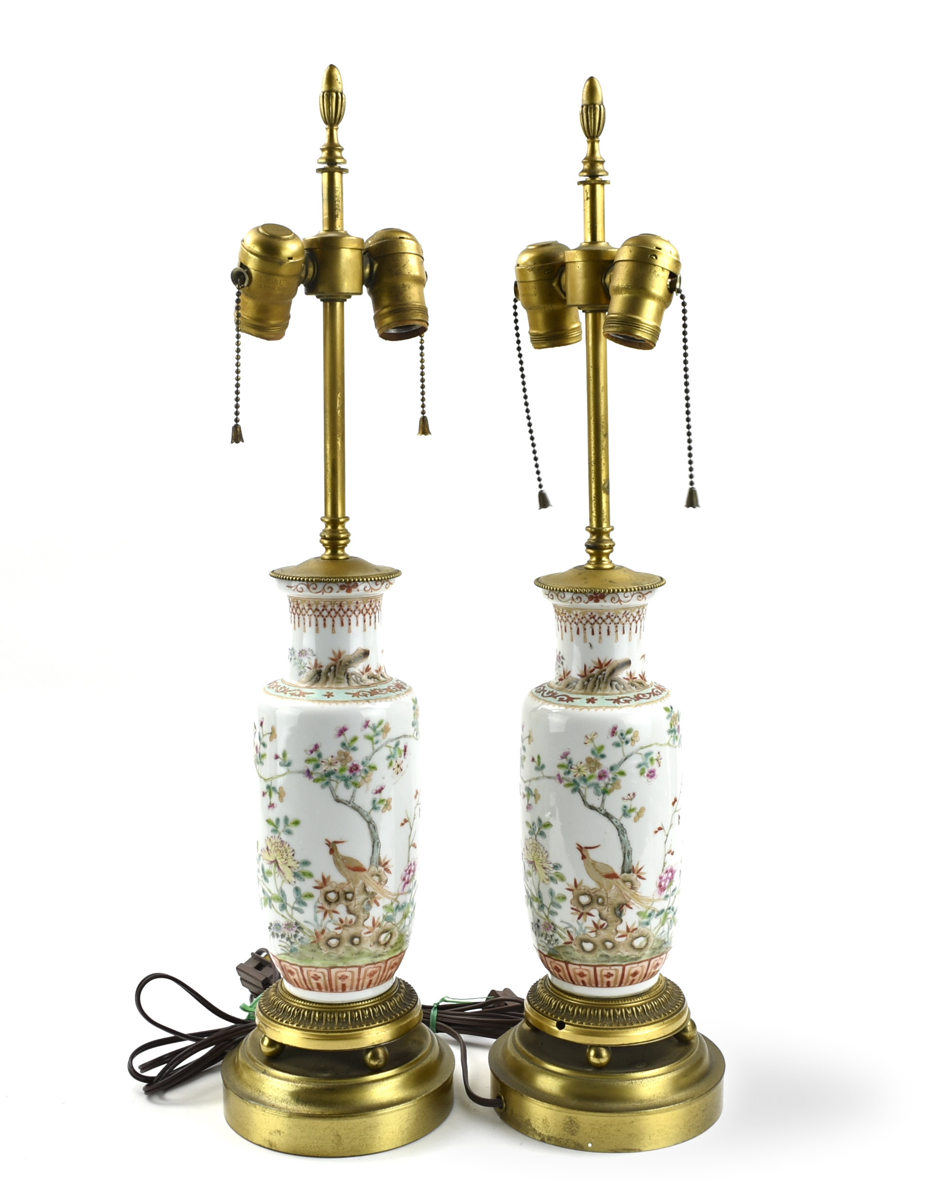 PAIR OF CHINESE FAMILLE ROSE LAMP 3392e6