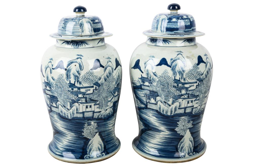 PAIR OF BLUE WHITE CHINESE PORCELAIN 336ccc