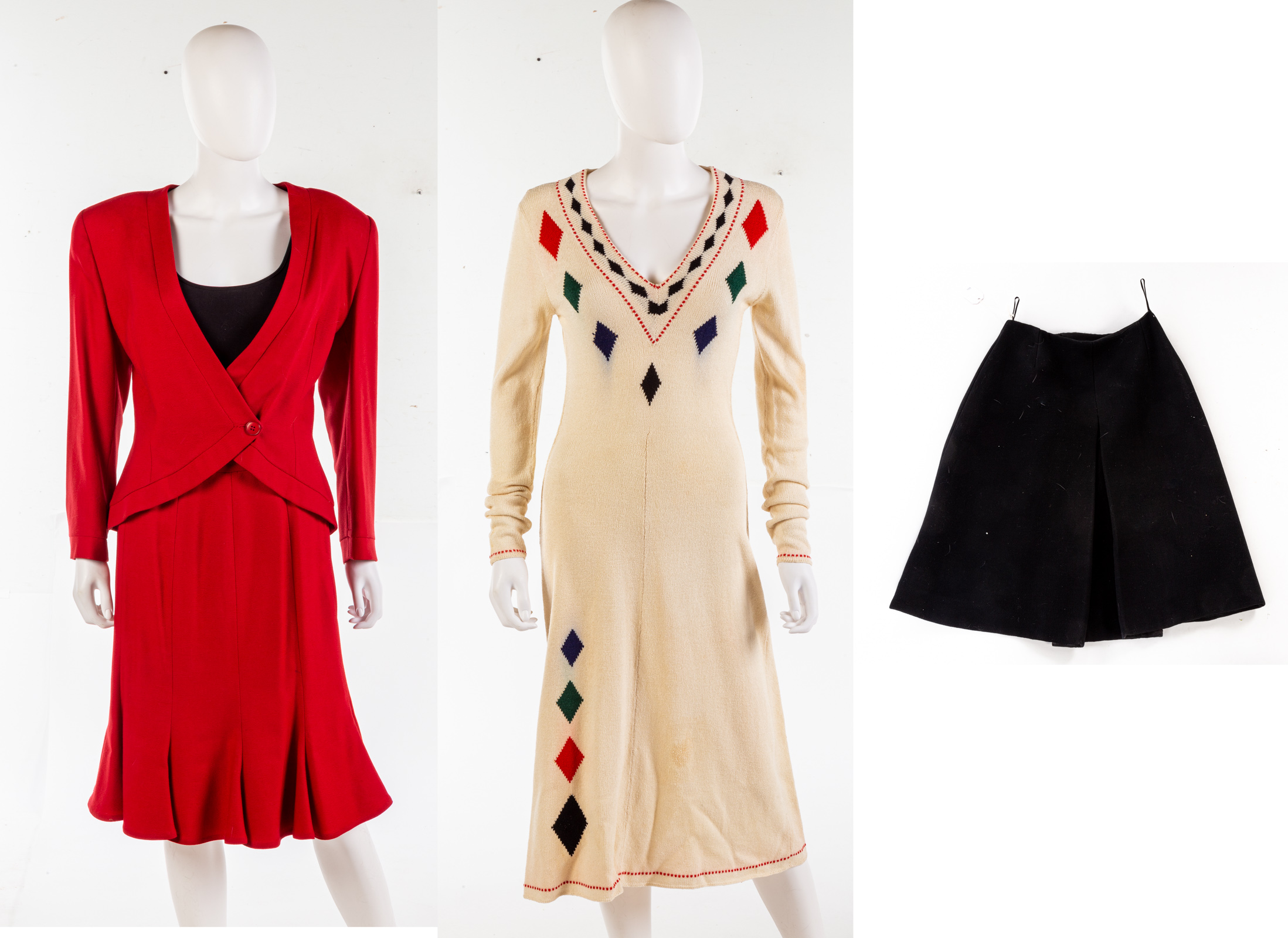 THREE PIECES OF VINTAGE CLOTHING 33713e
