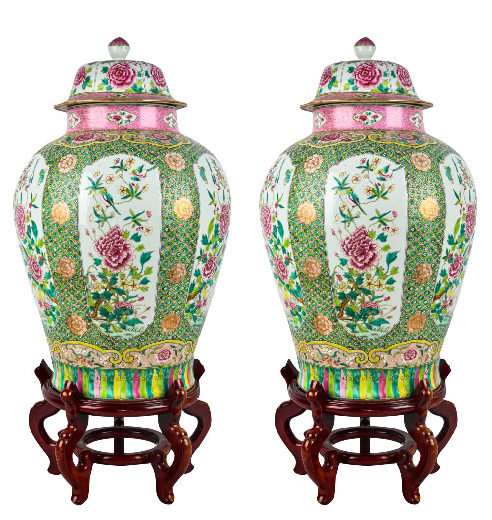 PAIR OF FAMILLE ROSE PORCELAIN