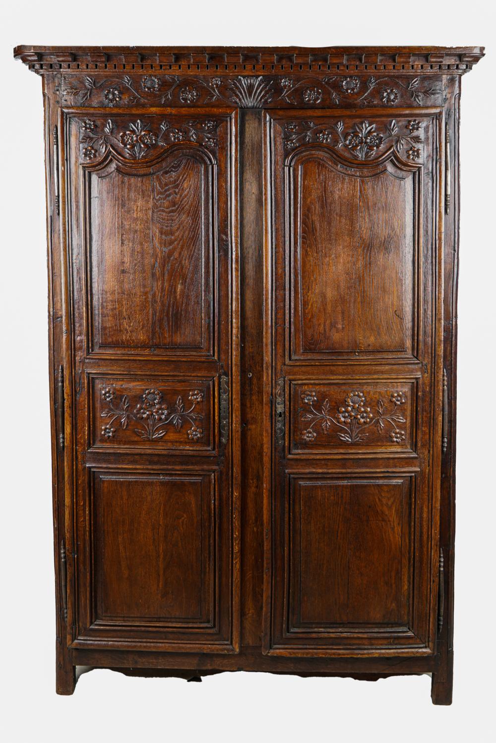 FRENCH PROVINCIALCARVED OAK ARMOIRElate 3372b8