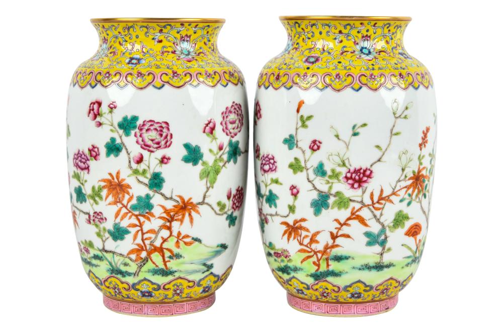 PAIR OF CHINESE FAMILLE ROSE PORCELAIN 337384