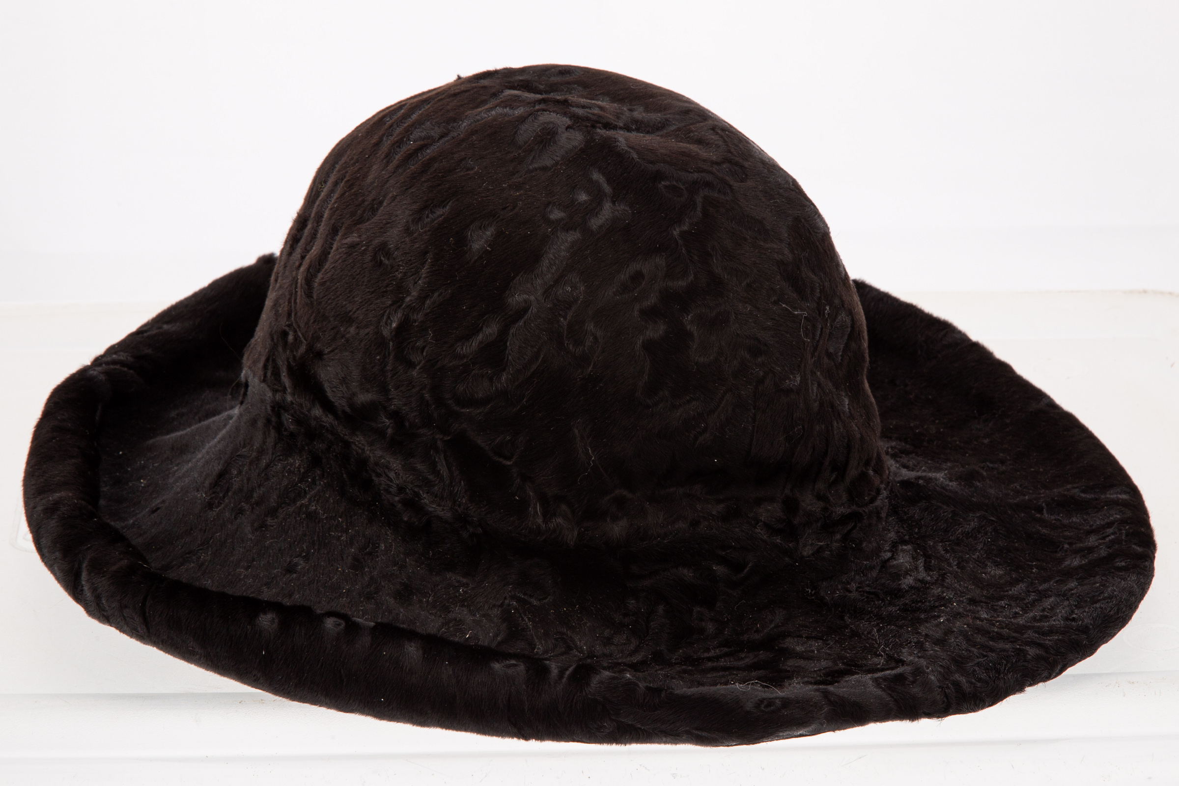 GALANOS BROADTAIL HAT .