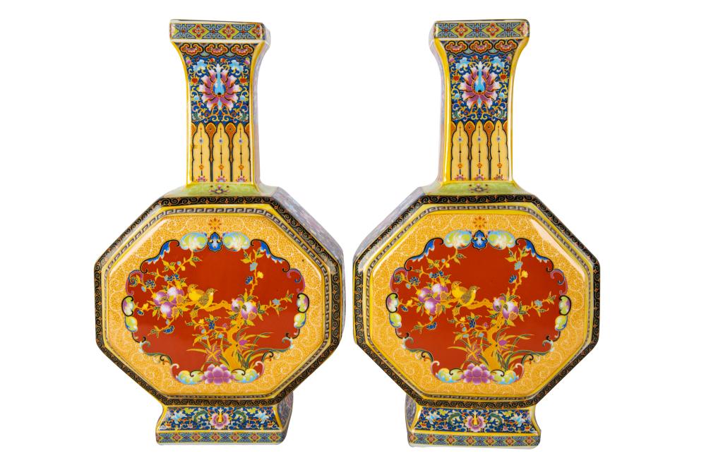 PAIR OF CHINESE SQUARE PILGRIM 3375f4